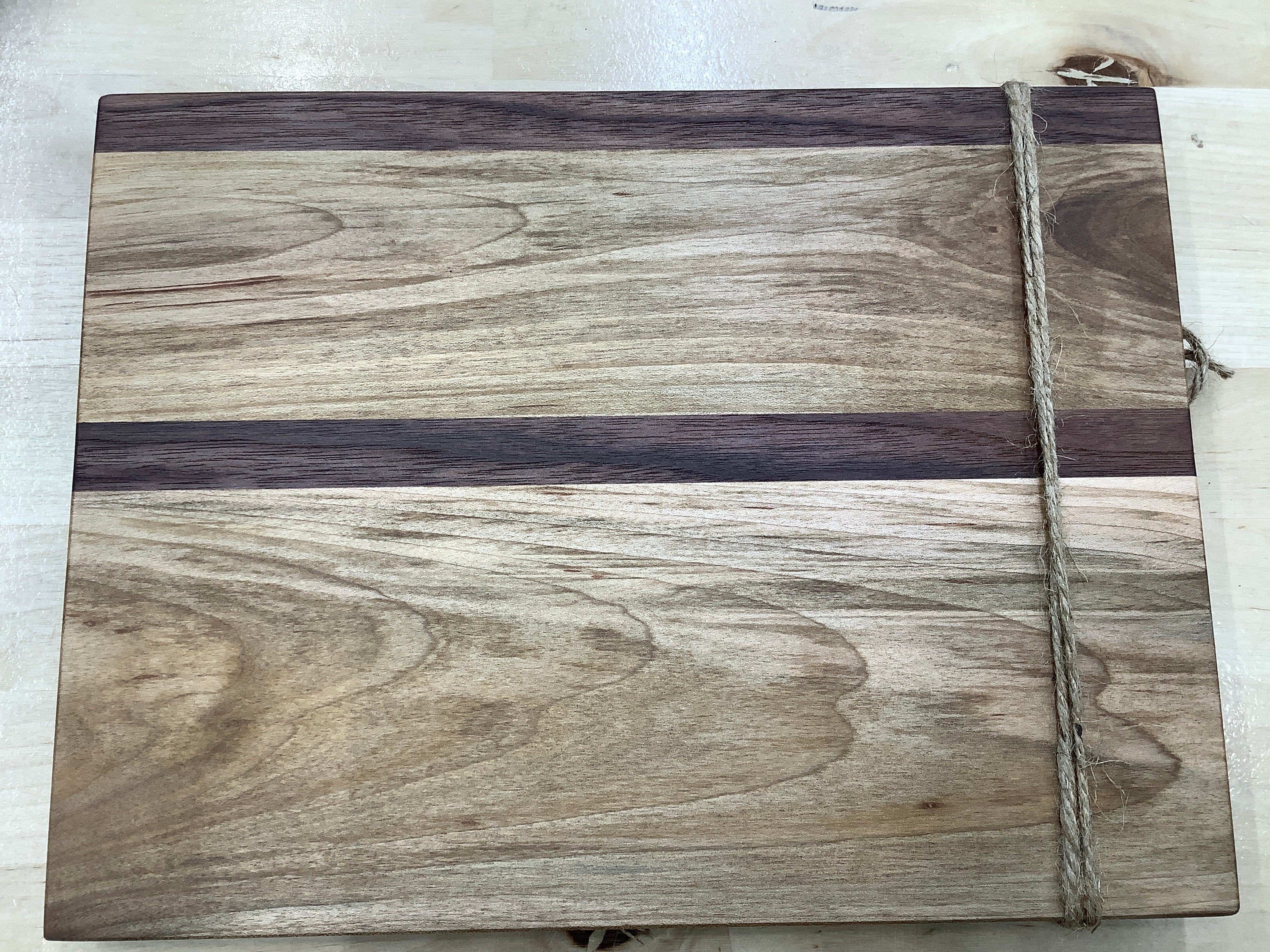 31MW1 Small Cutting Board Maple & Walnut