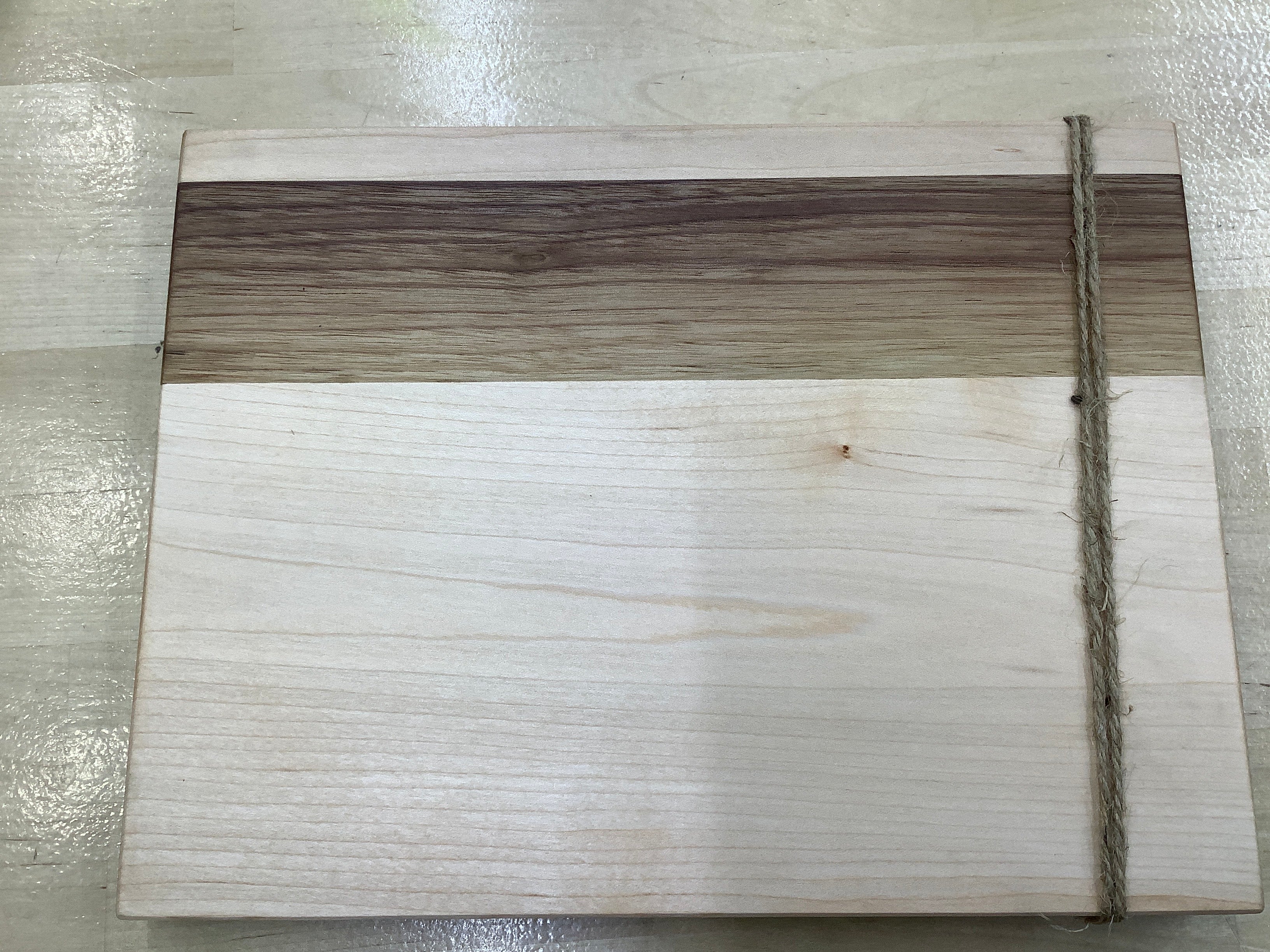 32MW1 Small Cutting Board Maple & Walnut