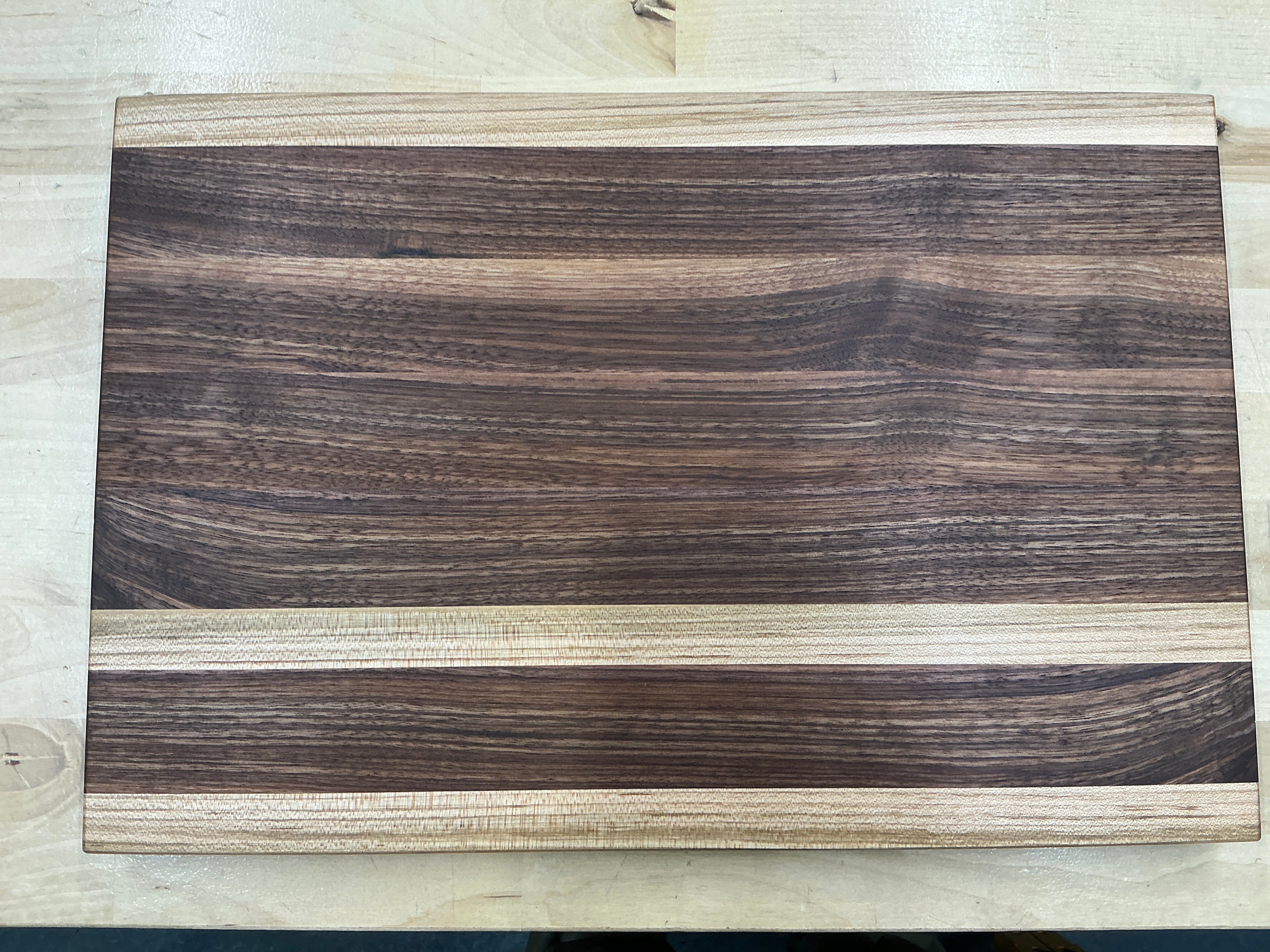 70WM2 Large Cutting Board Walnut & Maple