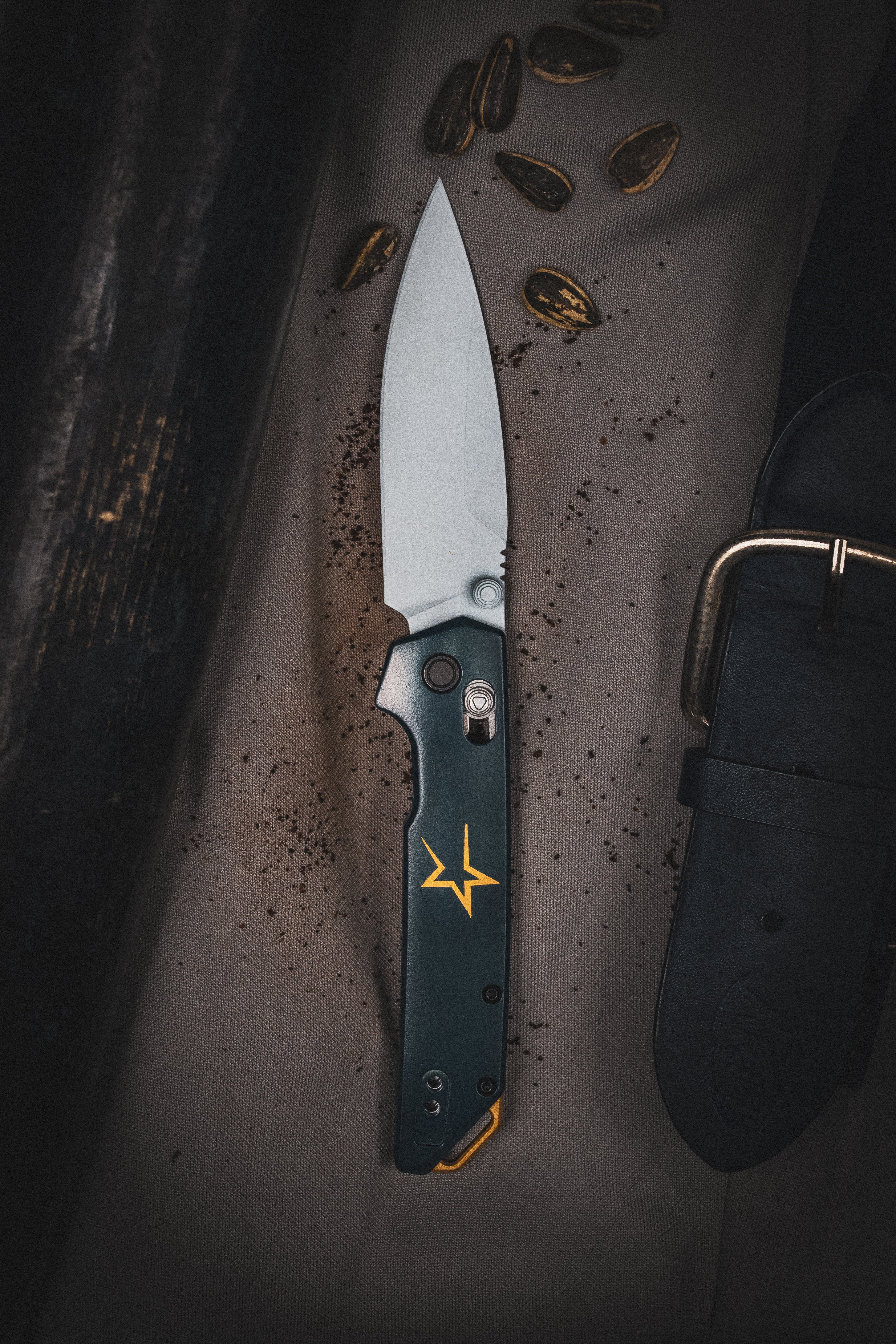 Lame D2 personnalisée Kershaw Iridium Astros des années 1990 avec manche en aluminium Cerakote blanc et bleu 