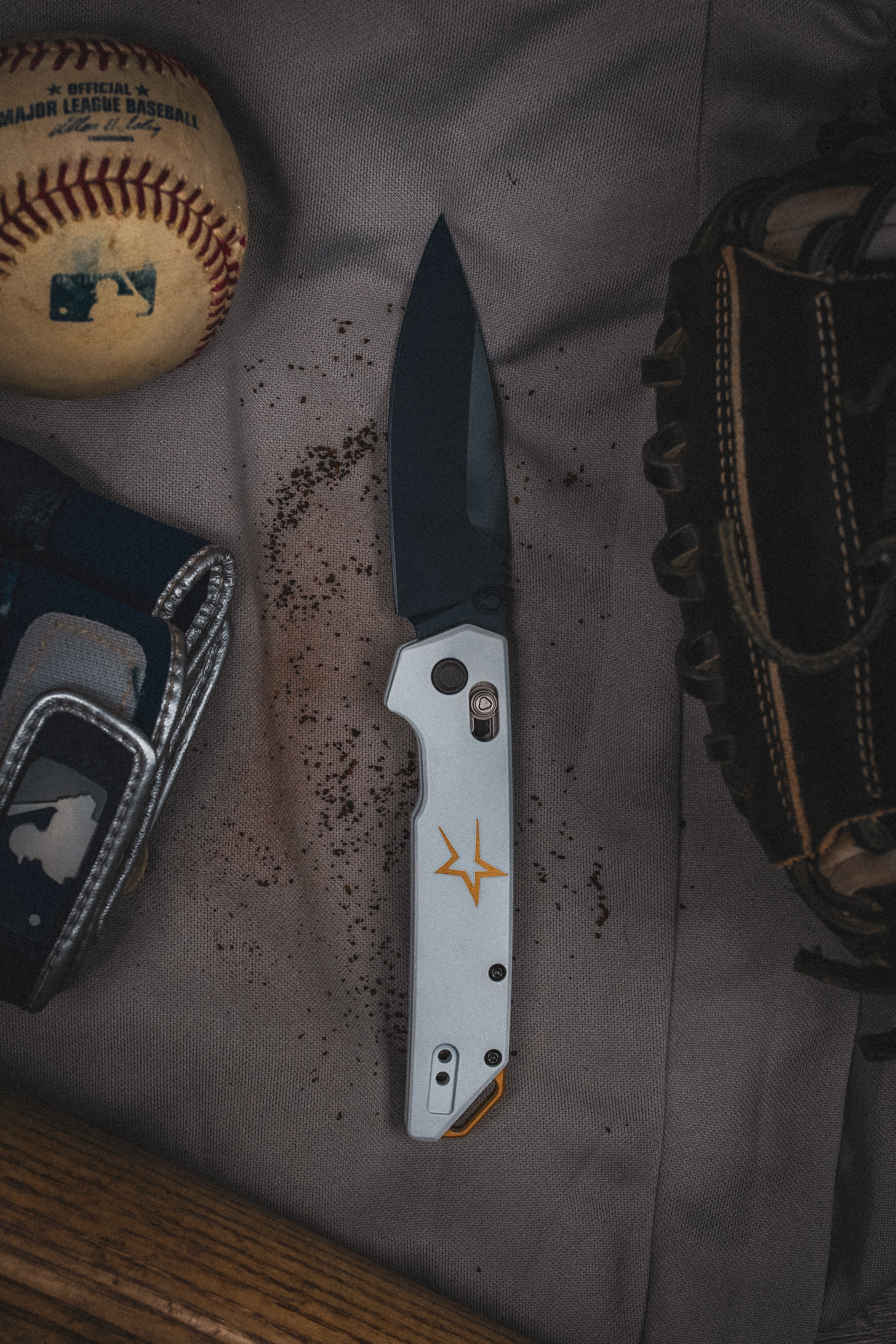 Cuchillo Kershaw Iridium Astros personalizado con temática de los años 90, hoja D2, Cerakote azul, mango de aluminio Cerakote blanco 