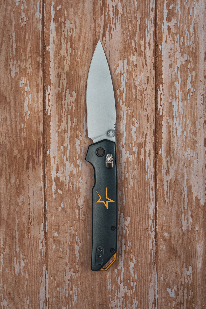 Cuchillo Kershaw Iridium Astros personalizado con temática de los años 90, hoja D2, Cerakote blanco, mango de aluminio Cerakote azul 