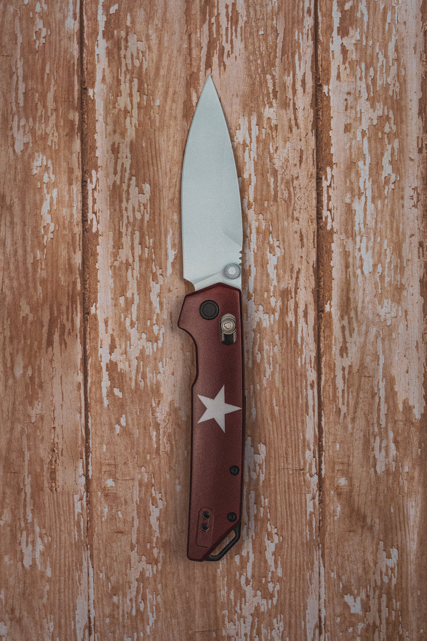 Cuchillo Kershaw Iridium Astros personalizado con temática de los años 2000, hoja D2, Cerakote blanco, mango de aluminio Cerakote burdeos 