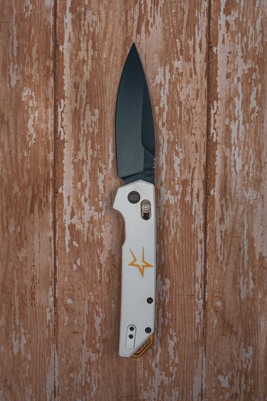 Cuchillo Kershaw Iridium Astros personalizado con temática de los años 90, hoja D2, Cerakote azul, mango de aluminio Cerakote blanco 