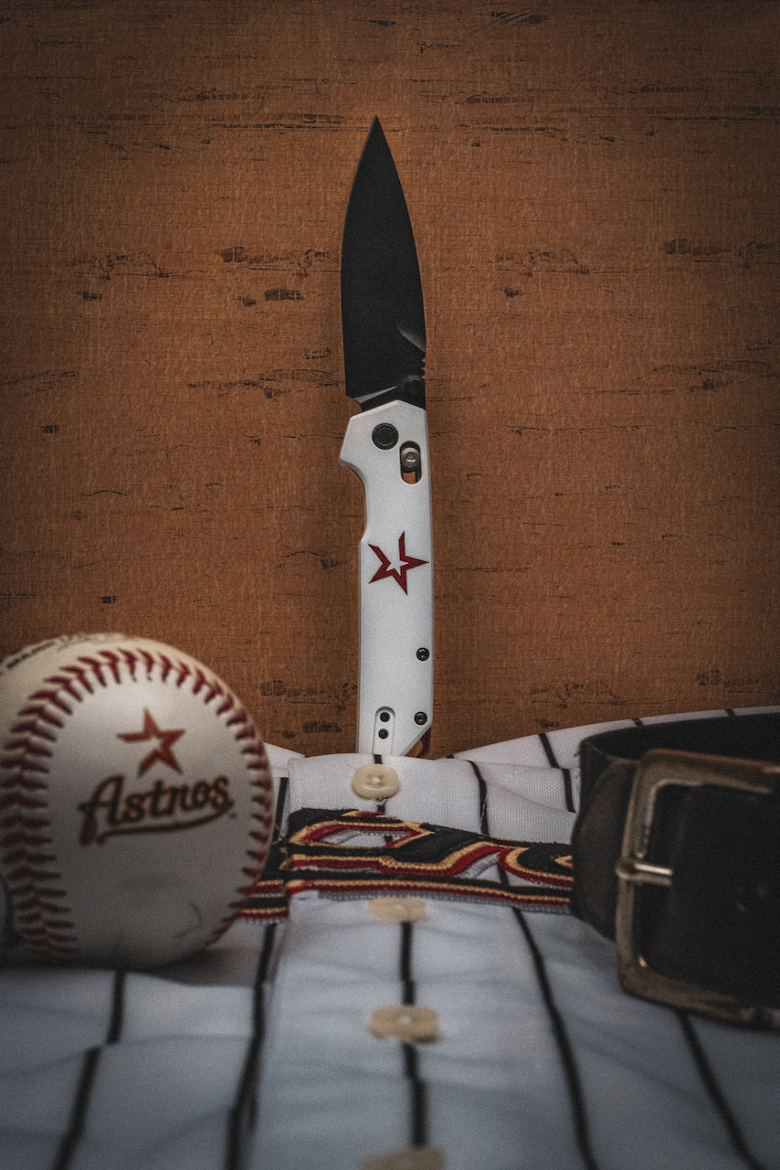 Cuchillo Kershaw Iridium Astros personalizado con temática de los años 90, hoja D2, Cerakote negro, mango de aluminio Cerakote blanco 