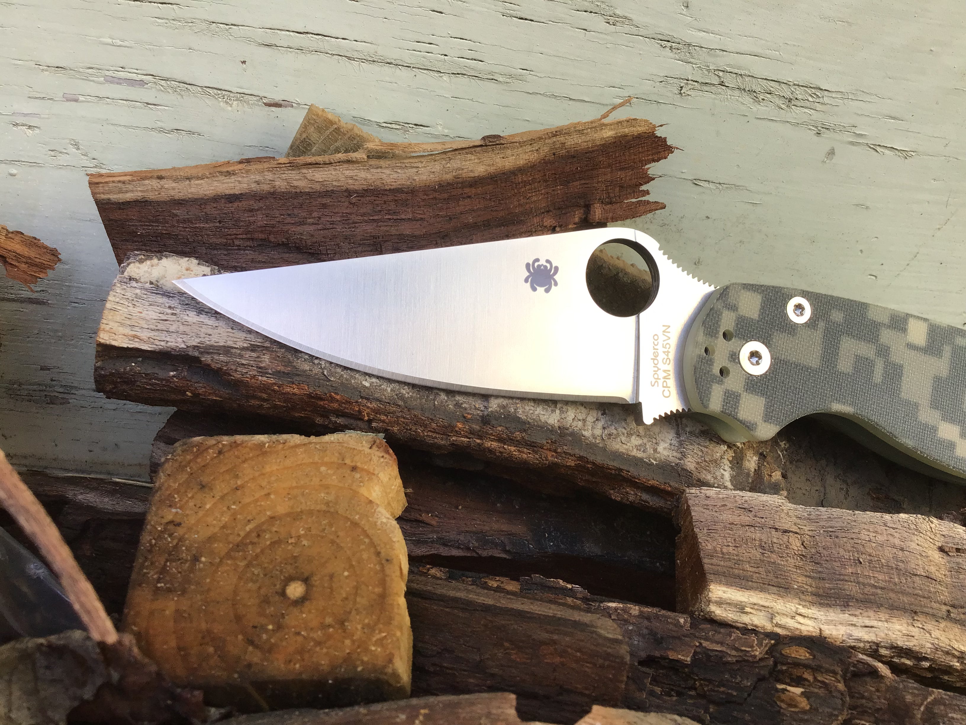 Spyderco Para Military 2 en CPM S30V con camuflaje digital G-10