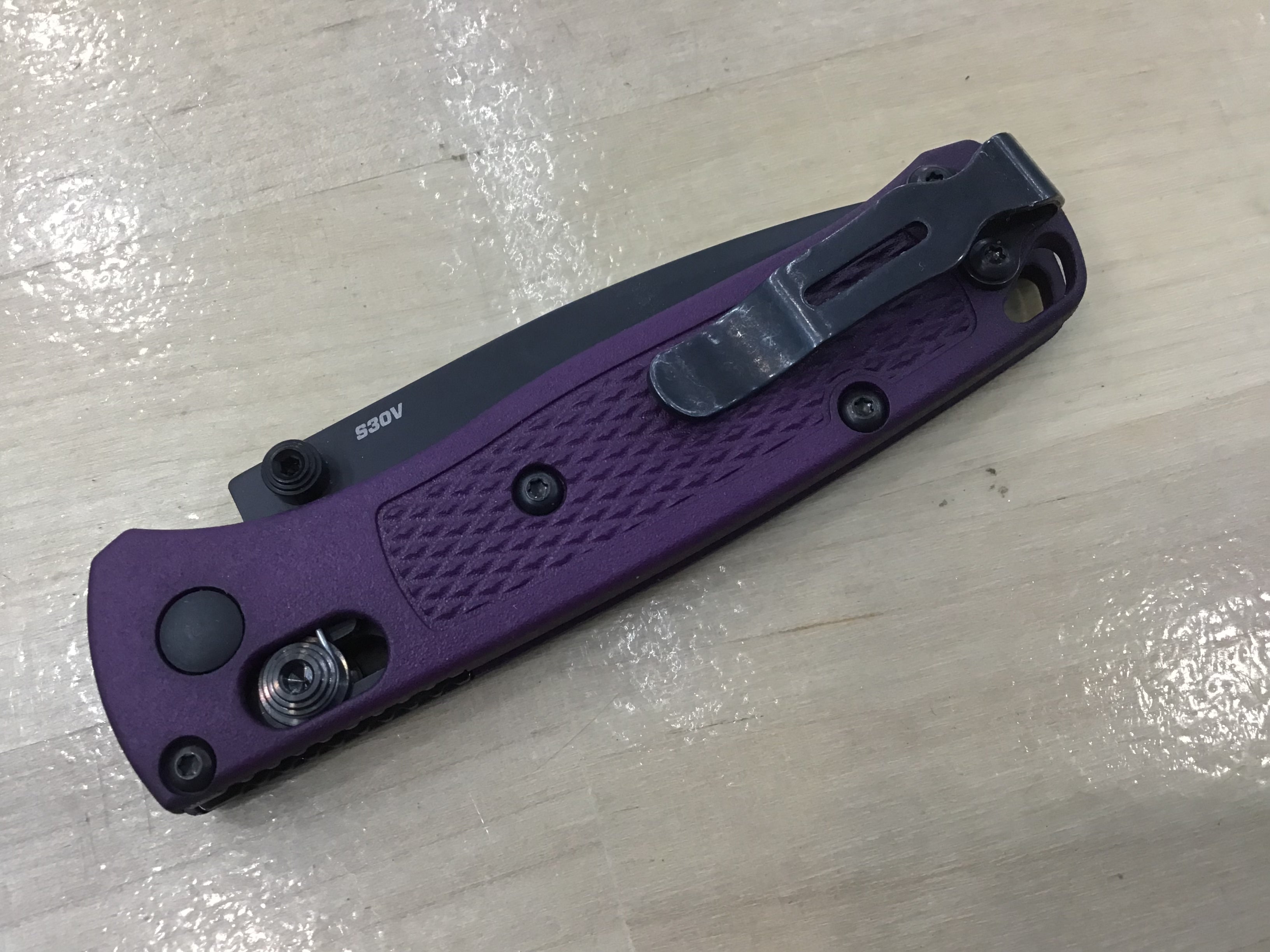 Benchmade Mini Bugout Écailles personnalisées teintes en violet CPM-S30V Lame noire 533BK-1CUPUR