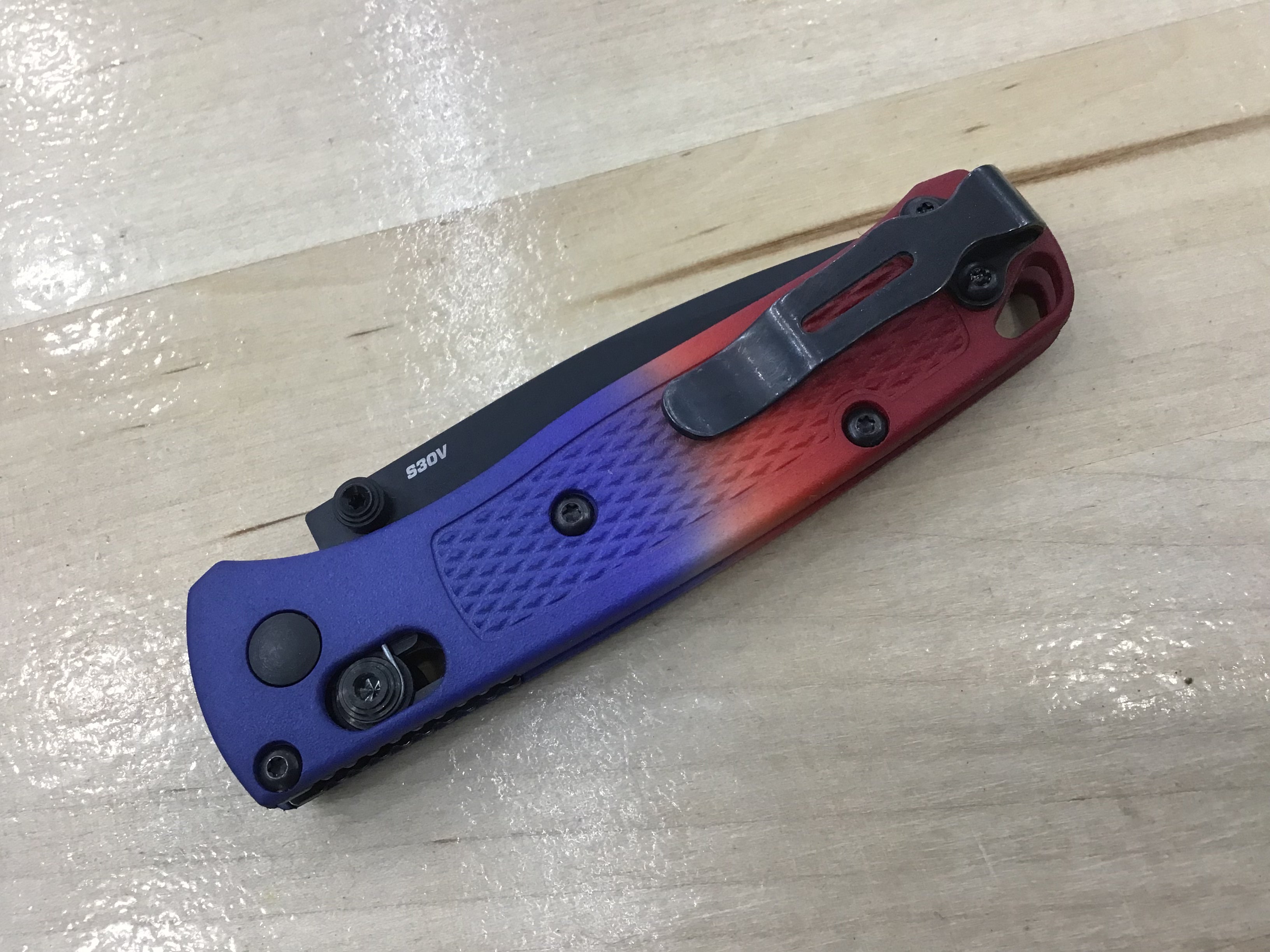 Mini Bugout Bomb Pop de Benchmade, escalas teñidas en rojo y azul personalizadas, CPM-S30V, cuchilla negra 533BK-1CuBP