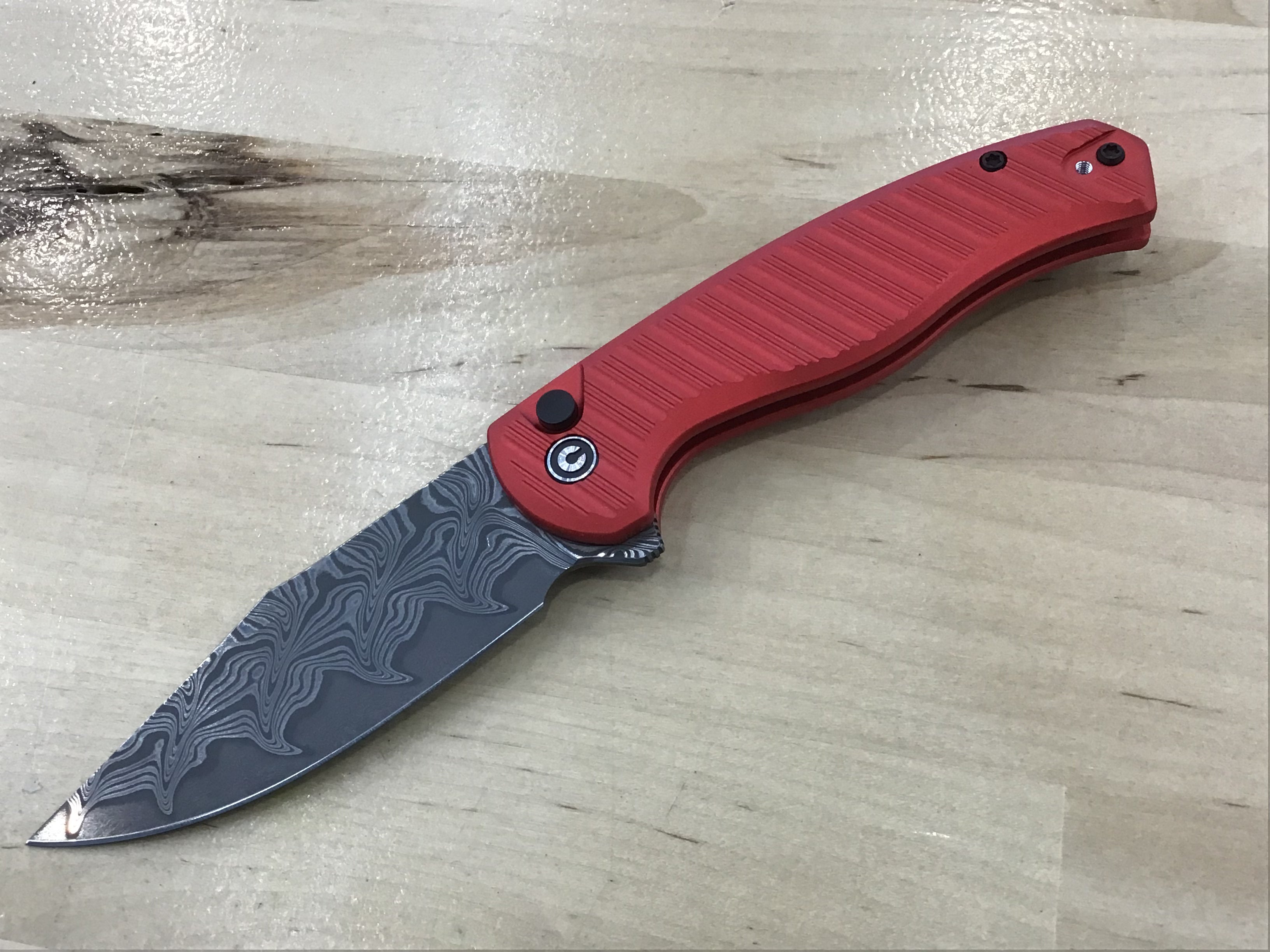 Cuchillo con cierre de botón y aleta Stormhowl de CIVIVI, mango de aluminio rojo fresado (hoja de damasco de 3,3") C23040B-DS1