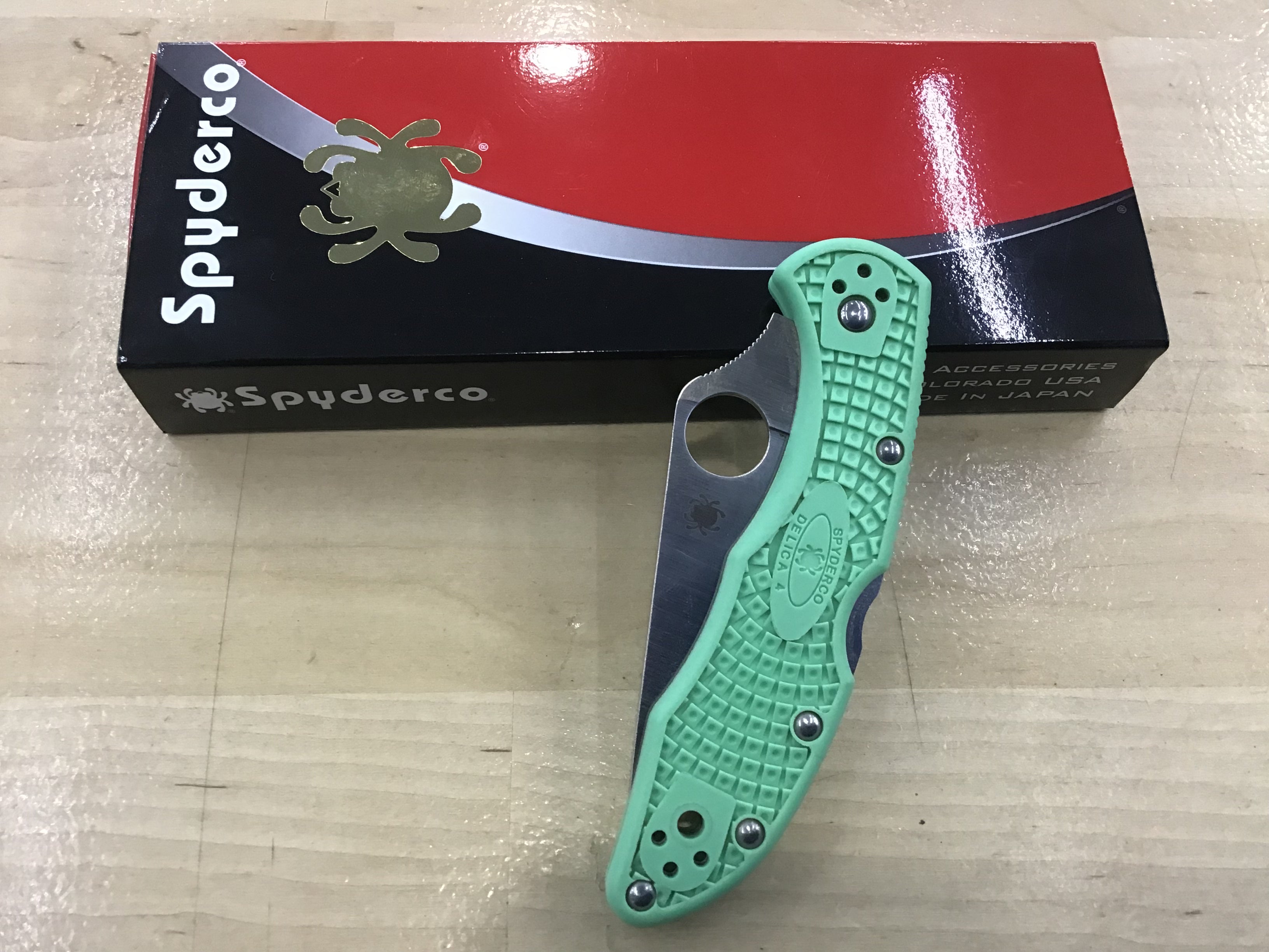 Spyderco Delica 4 M4 à l'état neuf