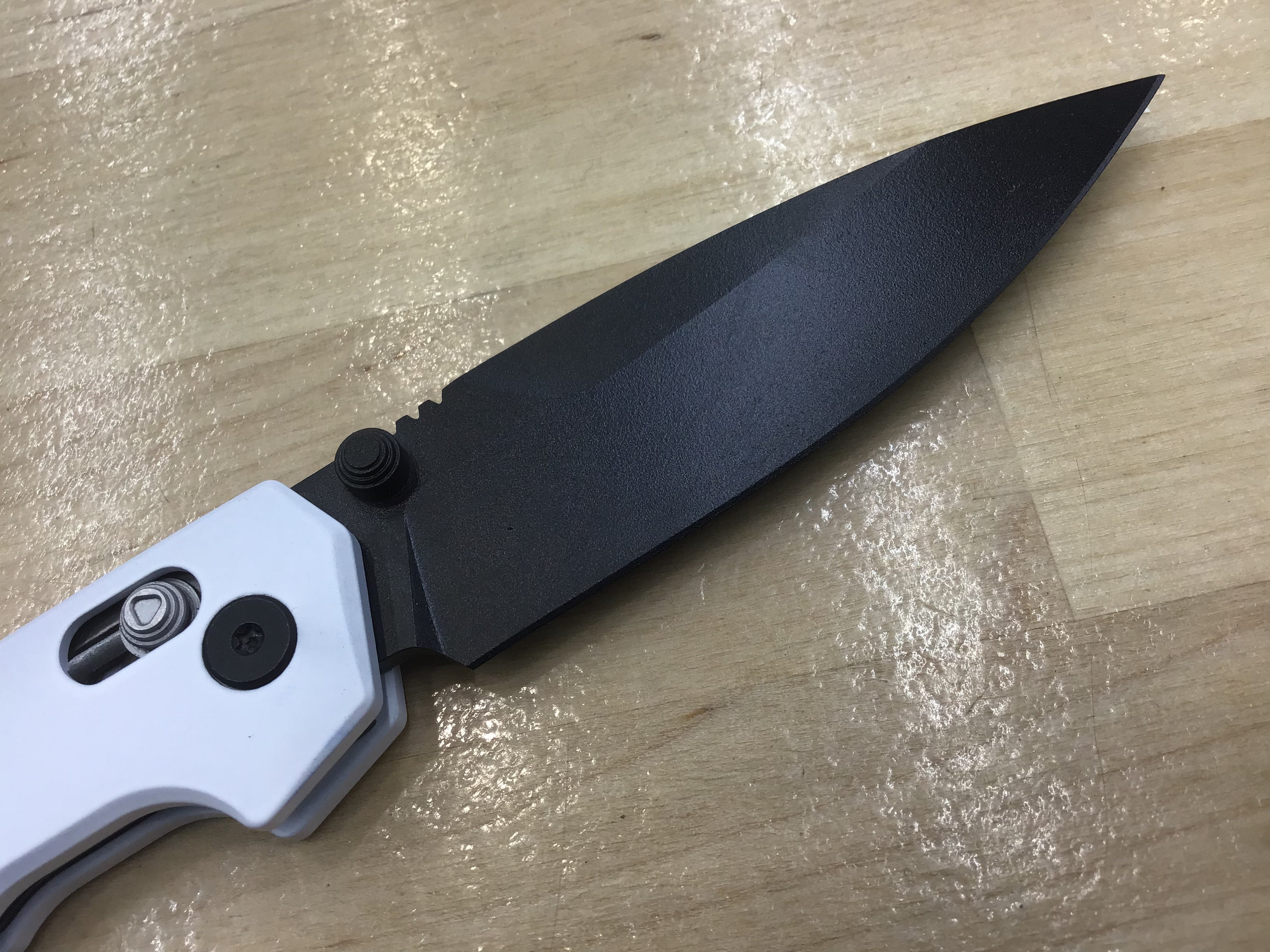 Cuchillo Kershaw Iridium Astros personalizado con temática de los años 90, hoja D2, Cerakote negro, mango de aluminio Cerakote blanco 