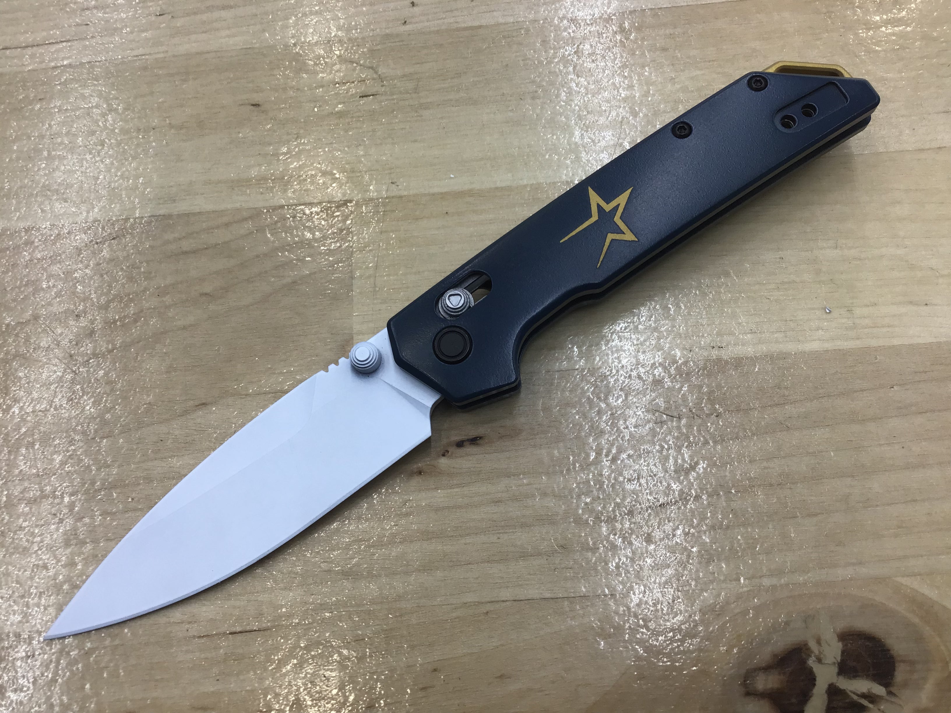 Cuchillo Kershaw Iridium Astros personalizado con temática de los años 90, hoja D2, Cerakote blanco, mango de aluminio Cerakote azul 