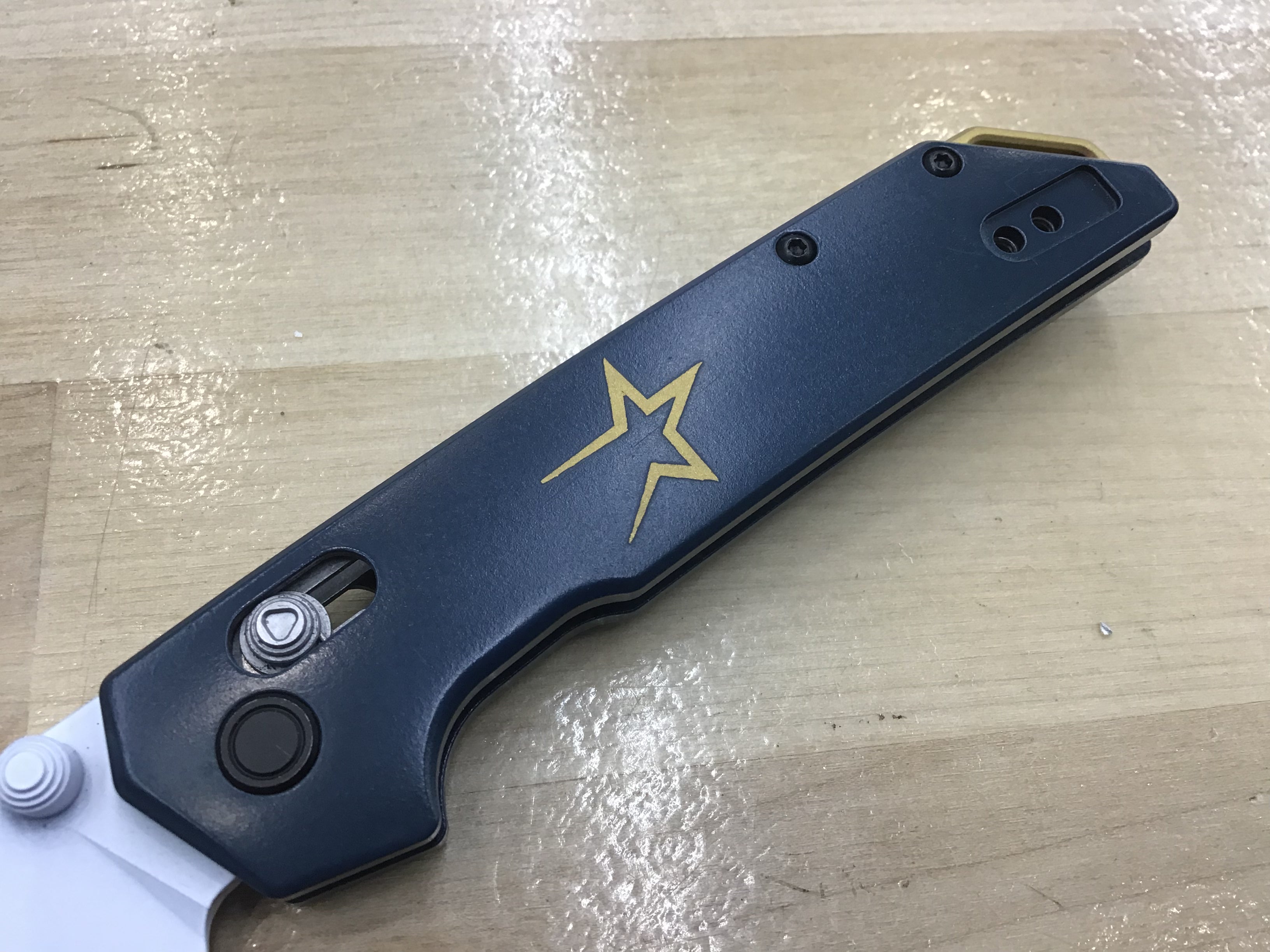 Lame D2 personnalisée Kershaw Iridium Astros des années 1990 avec manche en aluminium Cerakote blanc et bleu 