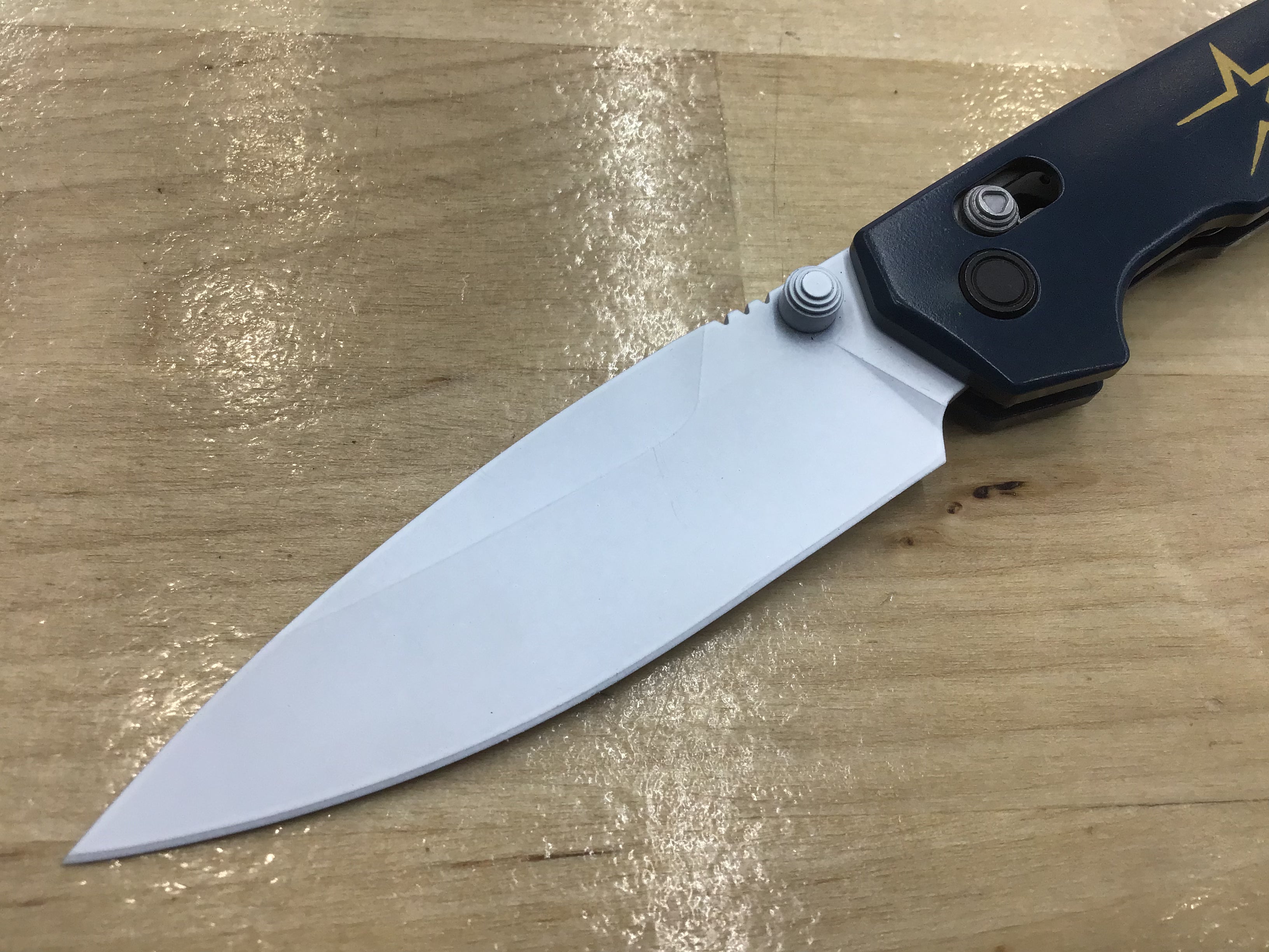 Lame D2 personnalisée Kershaw Iridium Astros des années 1990 avec manche en aluminium Cerakote blanc et bleu 