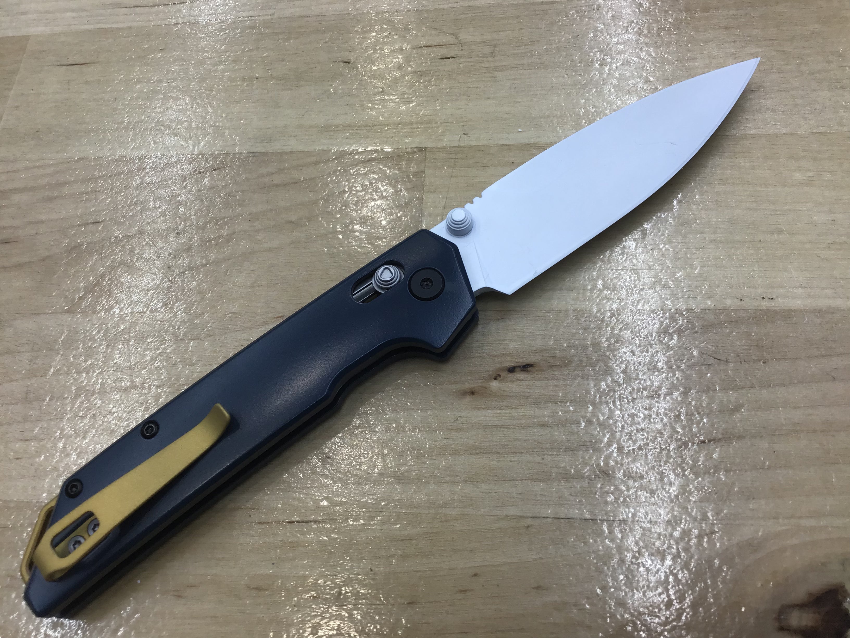 Lame D2 personnalisée Kershaw Iridium Astros des années 1990 avec manche en aluminium Cerakote blanc et bleu 