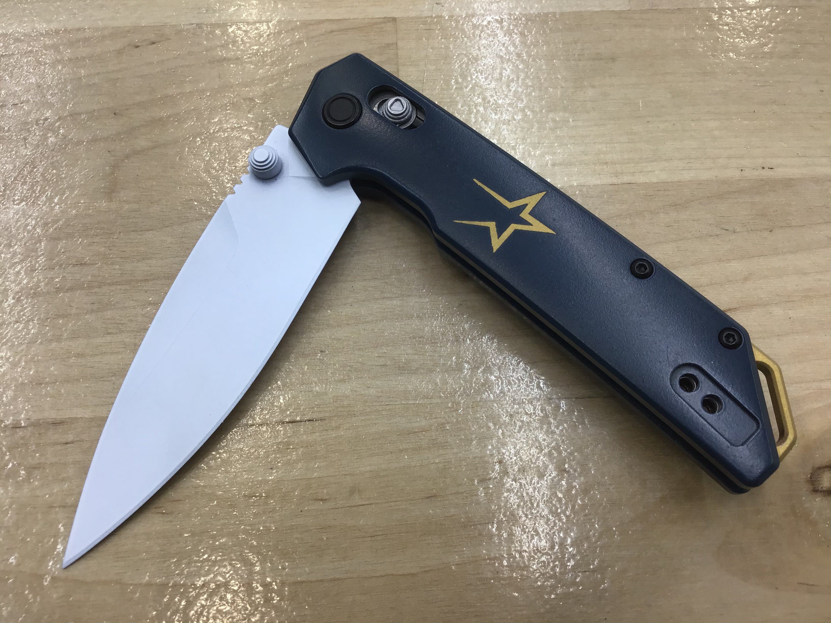 Cuchillo Kershaw Iridium Astros personalizado con temática de los años 90, hoja D2, Cerakote blanco, mango de aluminio Cerakote azul 