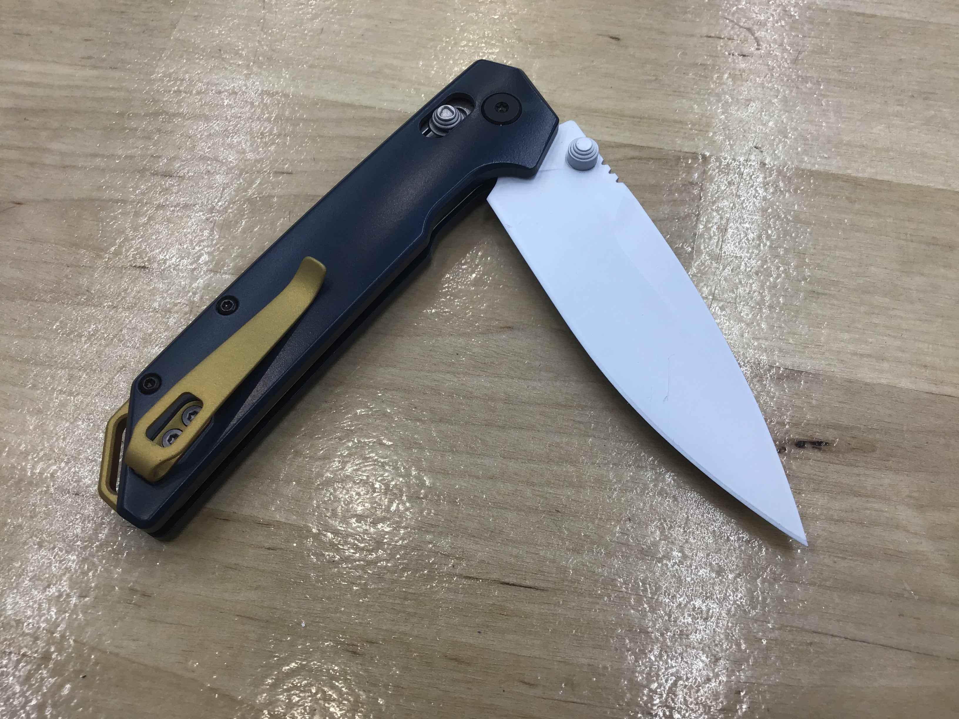 Lame D2 personnalisée Kershaw Iridium Astros des années 1990 avec manche en aluminium Cerakote blanc et bleu 