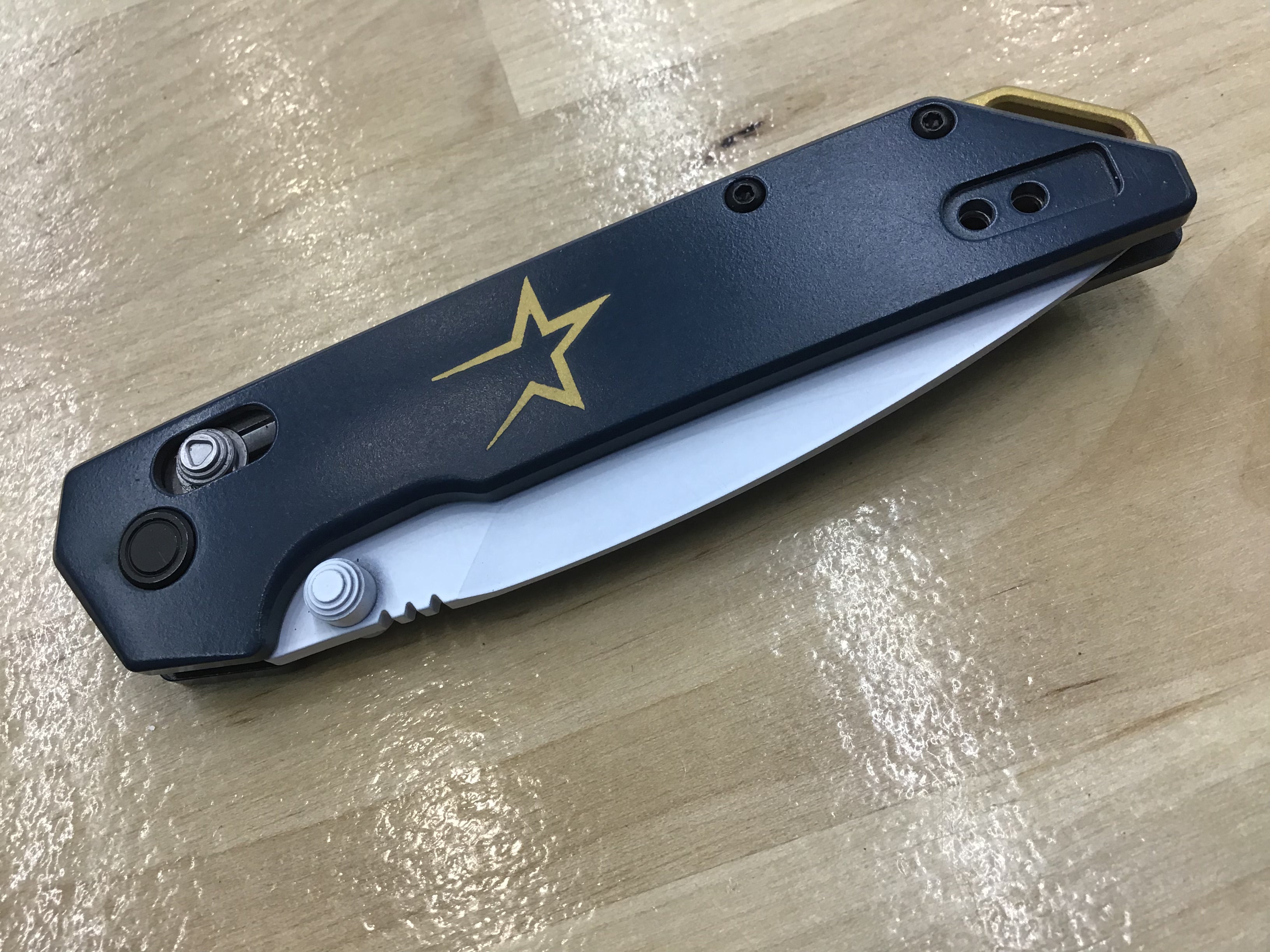 Lame D2 personnalisée Kershaw Iridium Astros des années 1990 avec manche en aluminium Cerakote blanc et bleu 