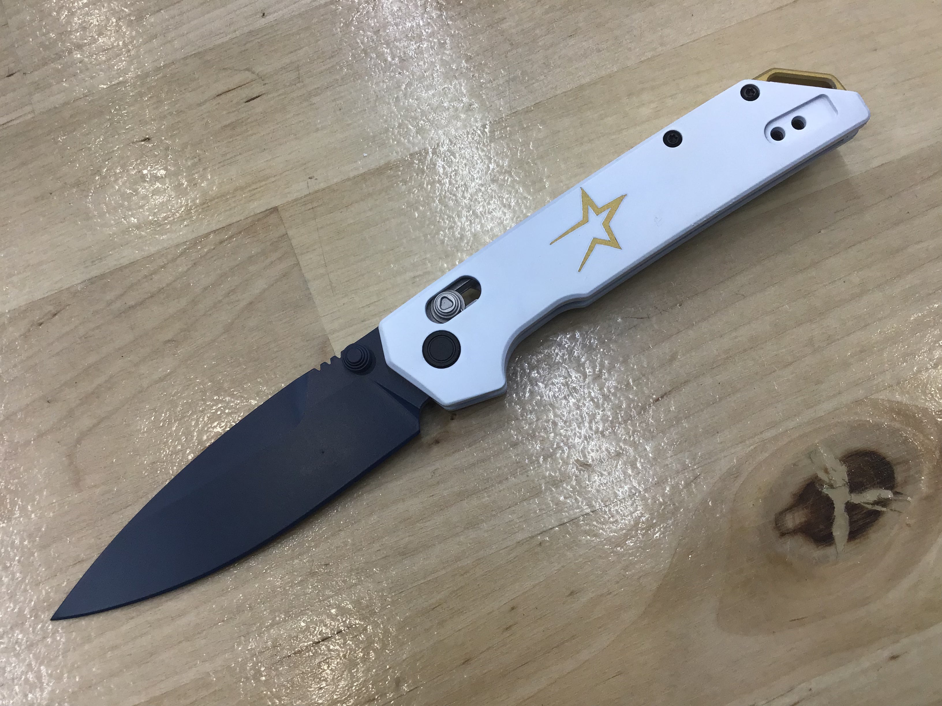 Cuchillo Kershaw Iridium Astros personalizado con temática de los años 90, hoja D2, Cerakote azul, mango de aluminio Cerakote blanco 