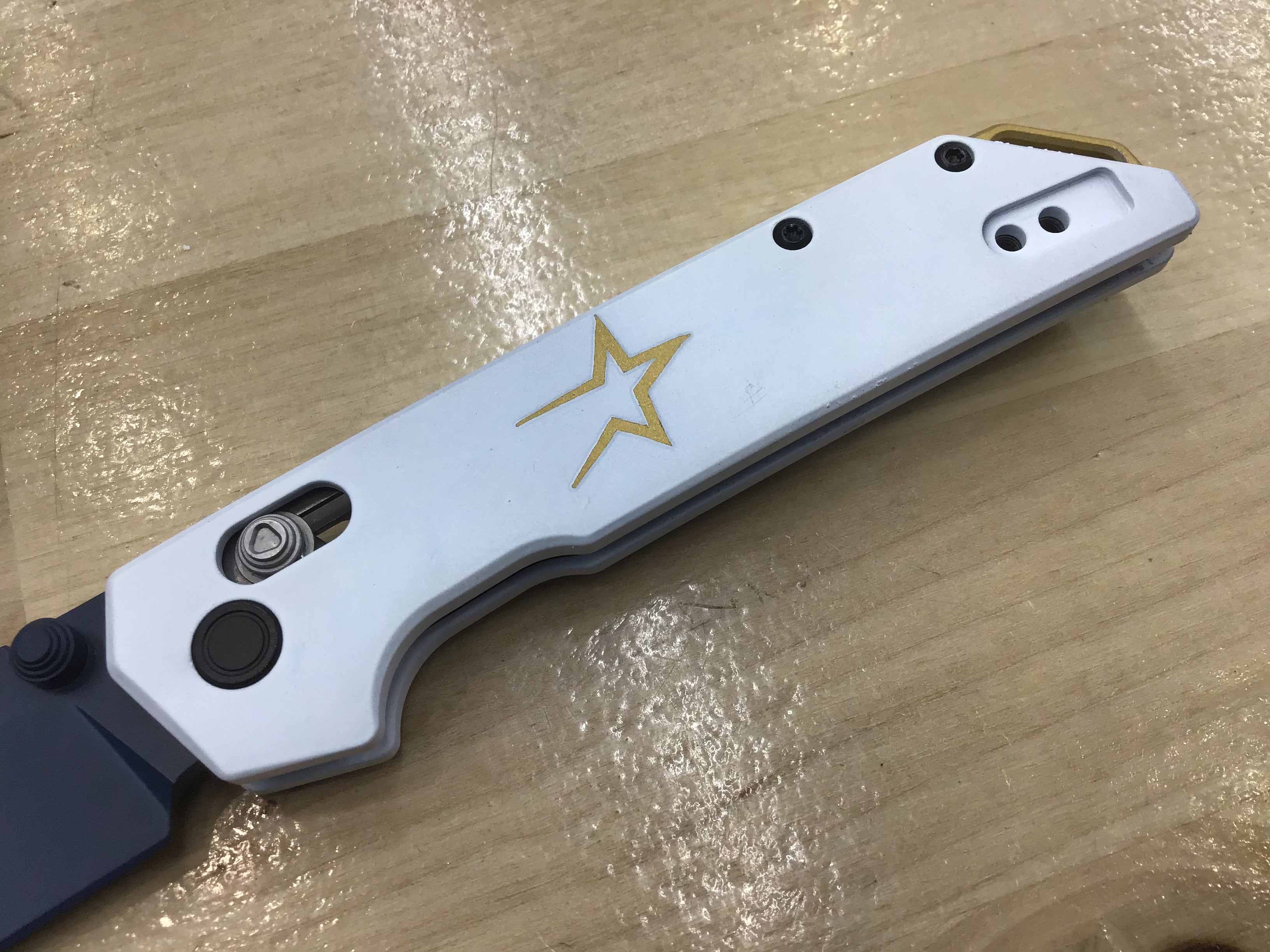 Cuchillo Kershaw Iridium Astros personalizado con temática de los años 90, hoja D2, Cerakote azul, mango de aluminio Cerakote blanco 