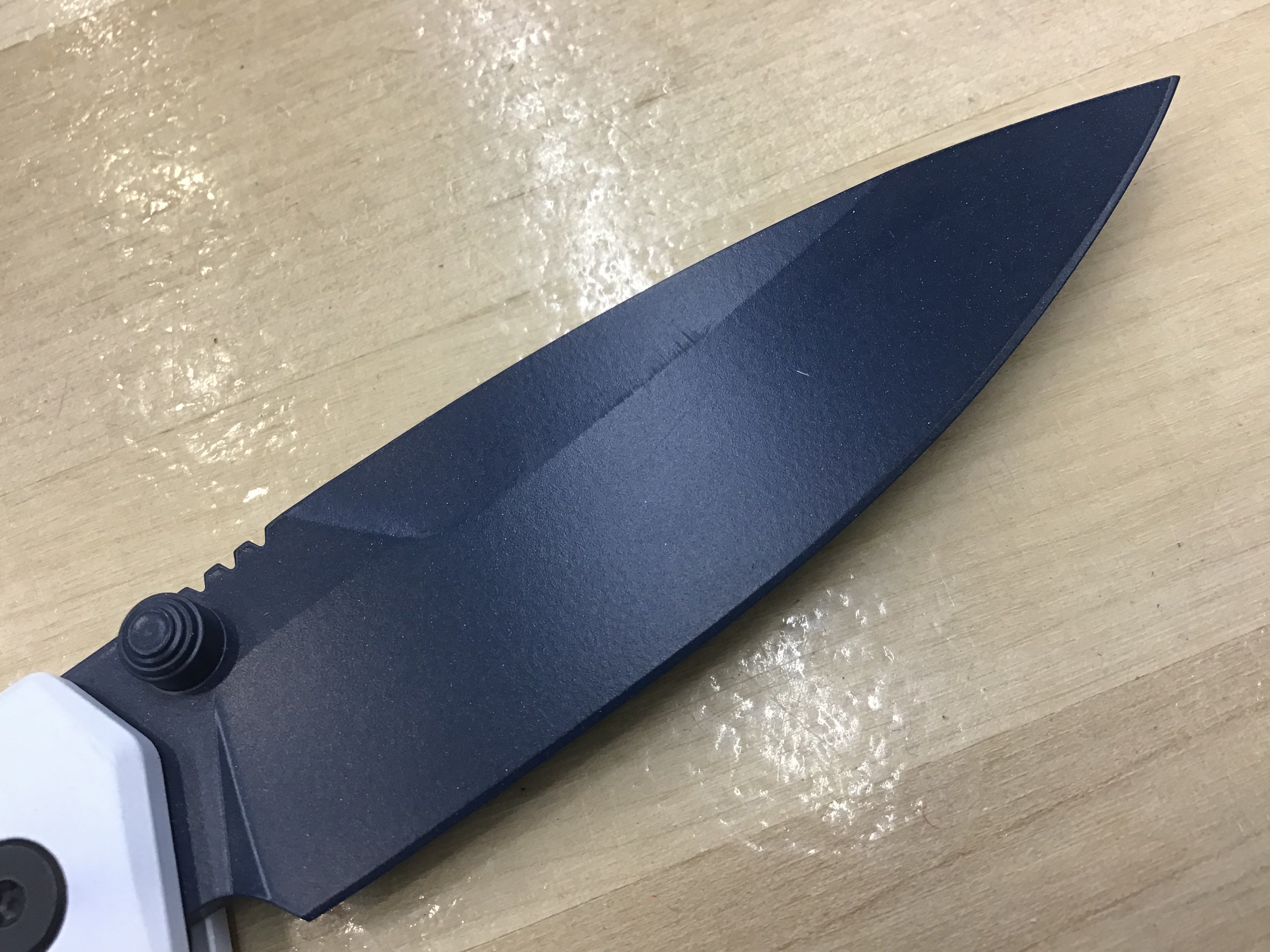 Cuchillo Kershaw Iridium Astros personalizado con temática de los años 90, hoja D2, Cerakote azul, mango de aluminio Cerakote blanco 