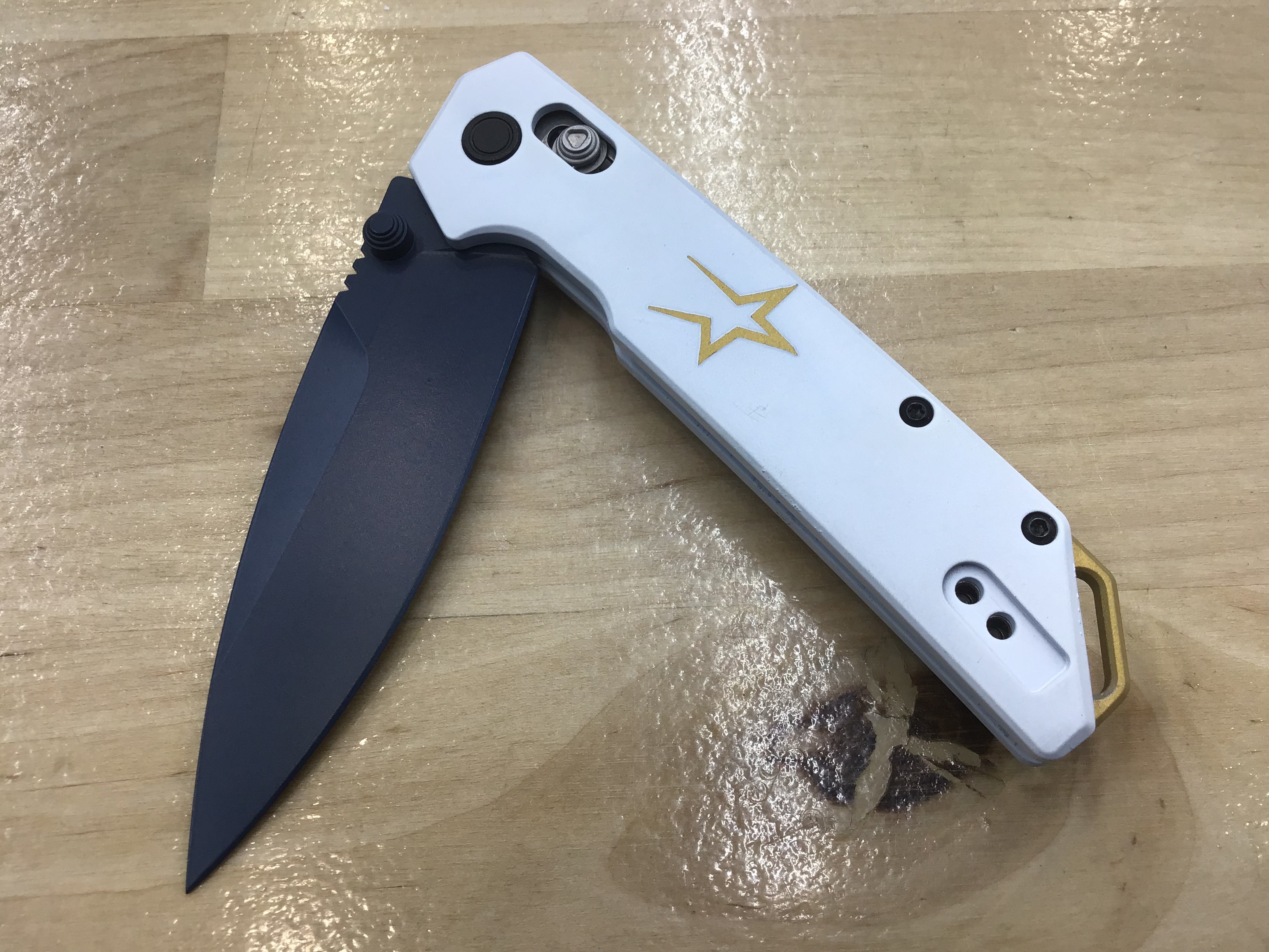 Cuchillo Kershaw Iridium Astros personalizado con temática de los años 90, hoja D2, Cerakote azul, mango de aluminio Cerakote blanco 