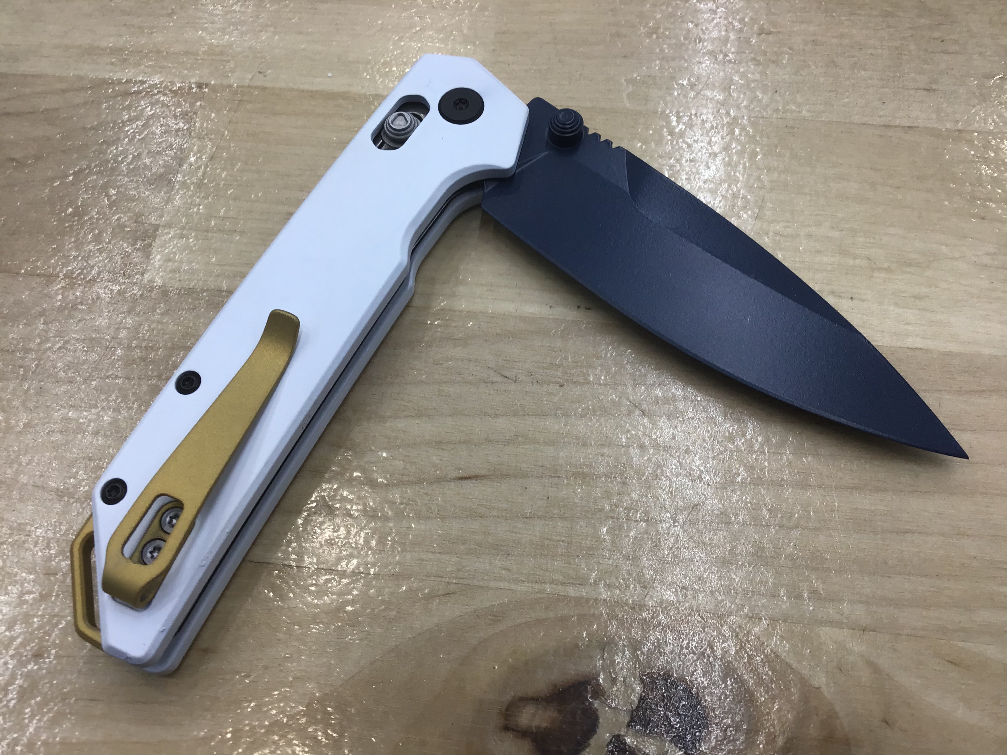 Lame D2 personnalisée Kershaw Iridium Astros des années 1990 avec manche en aluminium Cerakote bleu et blanc 