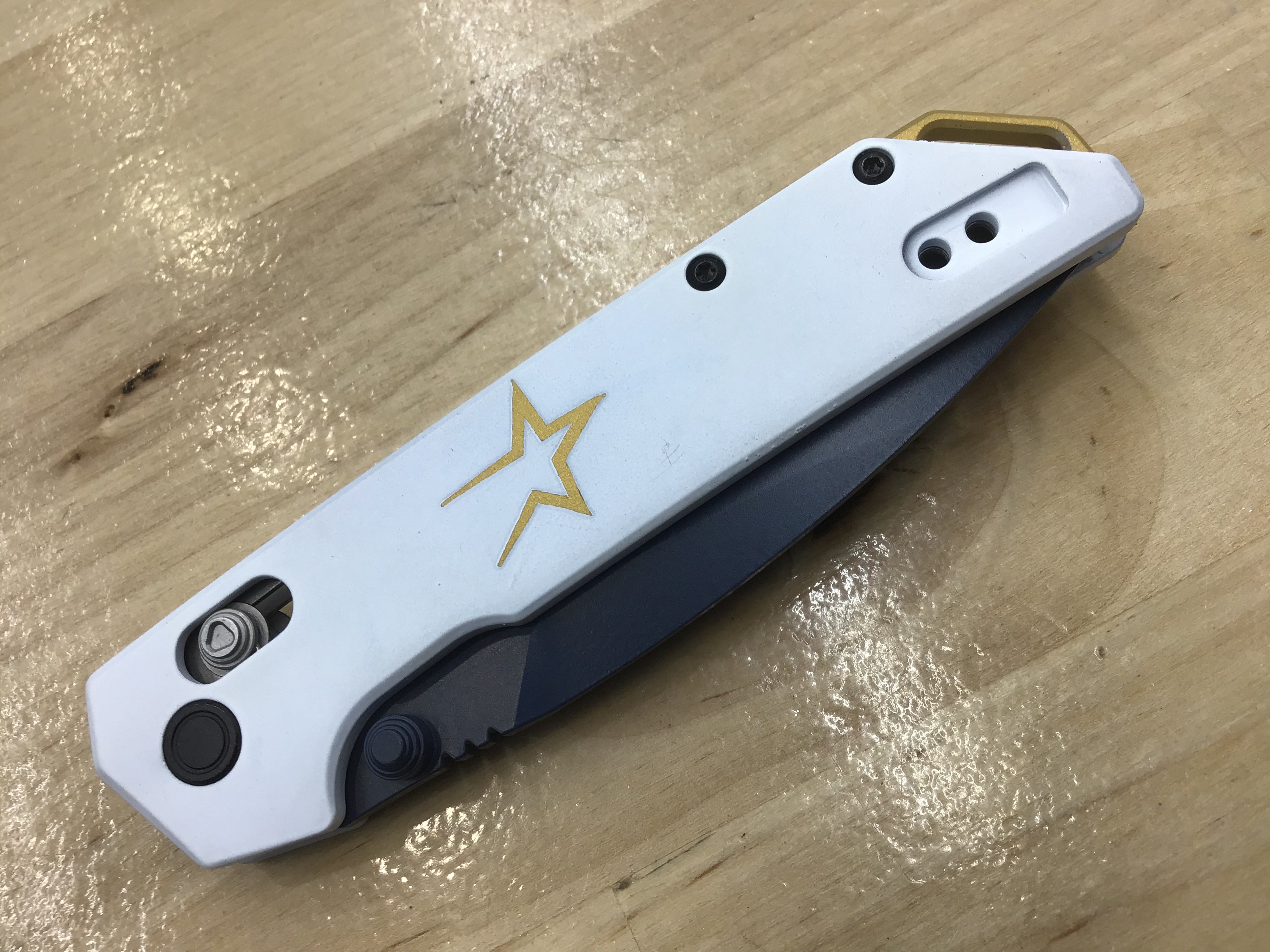 Cuchillo Kershaw Iridium Astros personalizado con temática de los años 90, hoja D2, Cerakote azul, mango de aluminio Cerakote blanco 