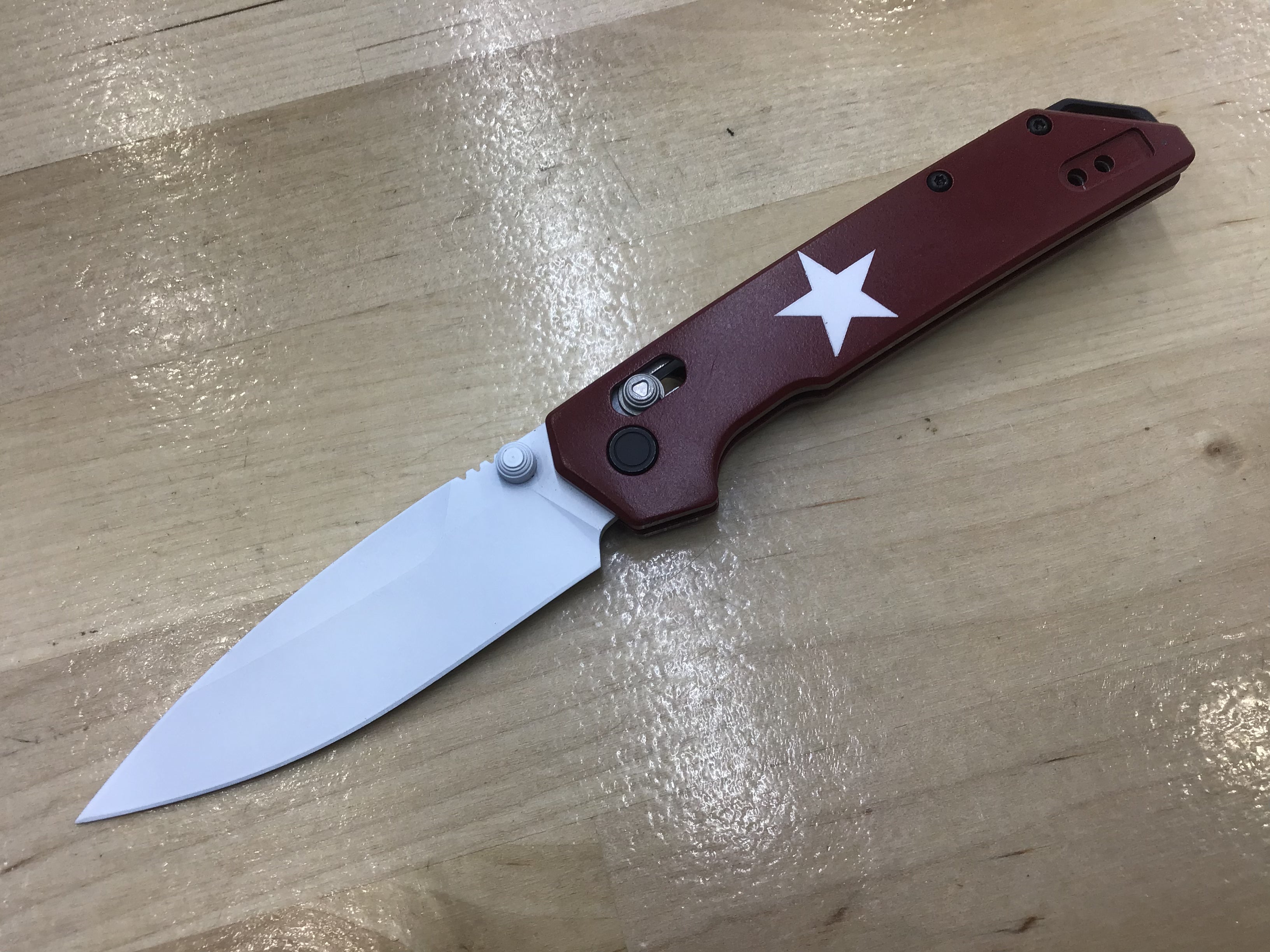 Cuchillo Kershaw Iridium Astros personalizado con temática de los años 2000, hoja D2, Cerakote blanco, mango de aluminio Cerakote burdeos 