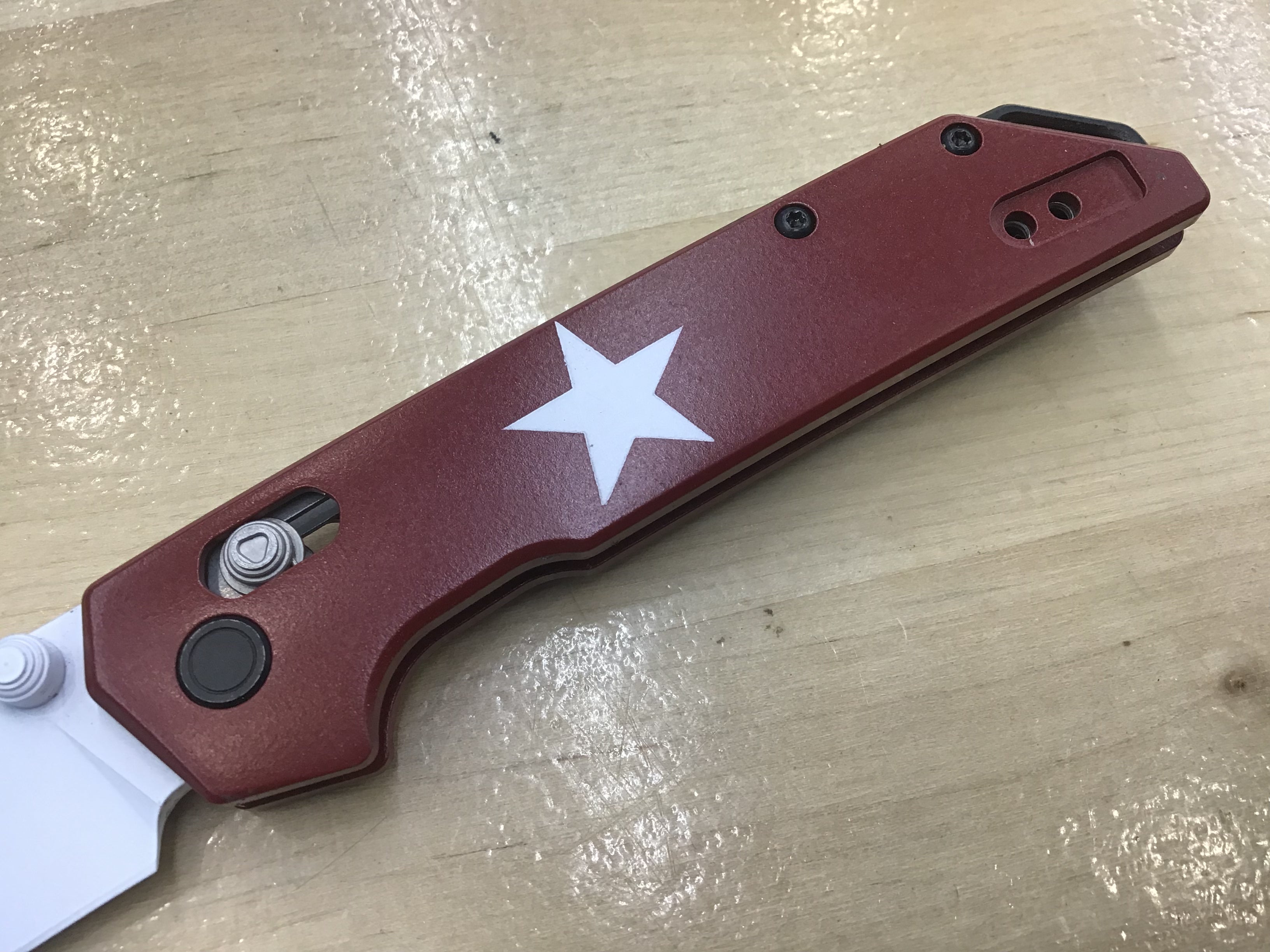 Cuchillo Kershaw Iridium Astros personalizado con temática de los años 2000, hoja D2, Cerakote blanco, mango de aluminio Cerakote burdeos 