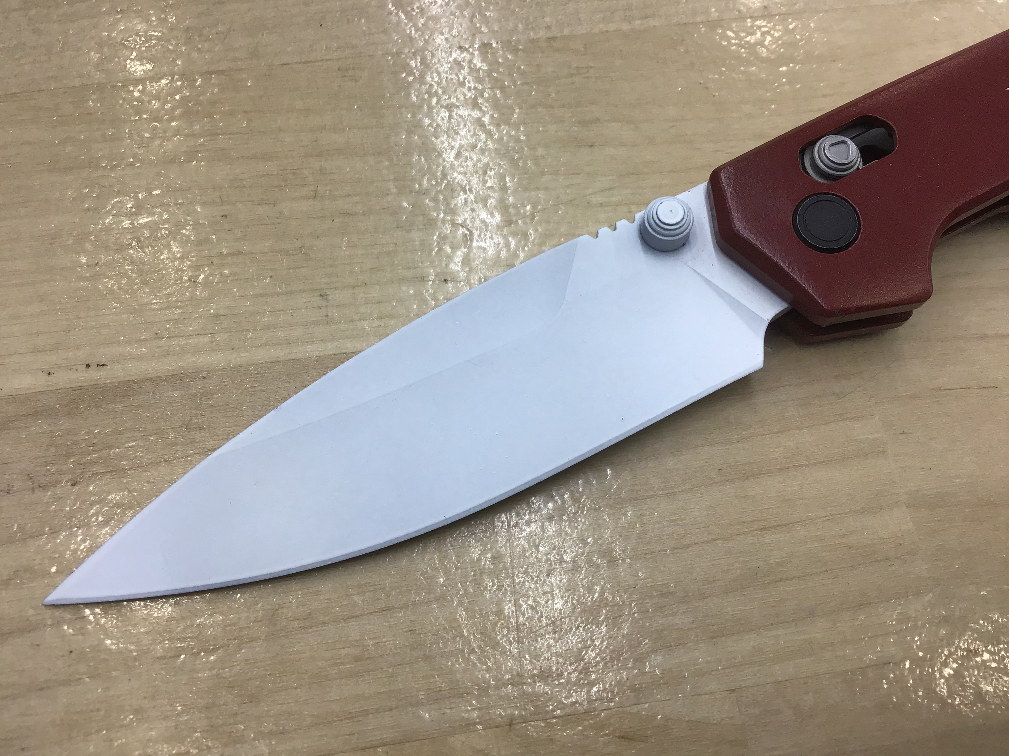 Cuchillo Kershaw Iridium Astros personalizado con temática de los años 2000, hoja D2, Cerakote blanco, mango de aluminio Cerakote burdeos 