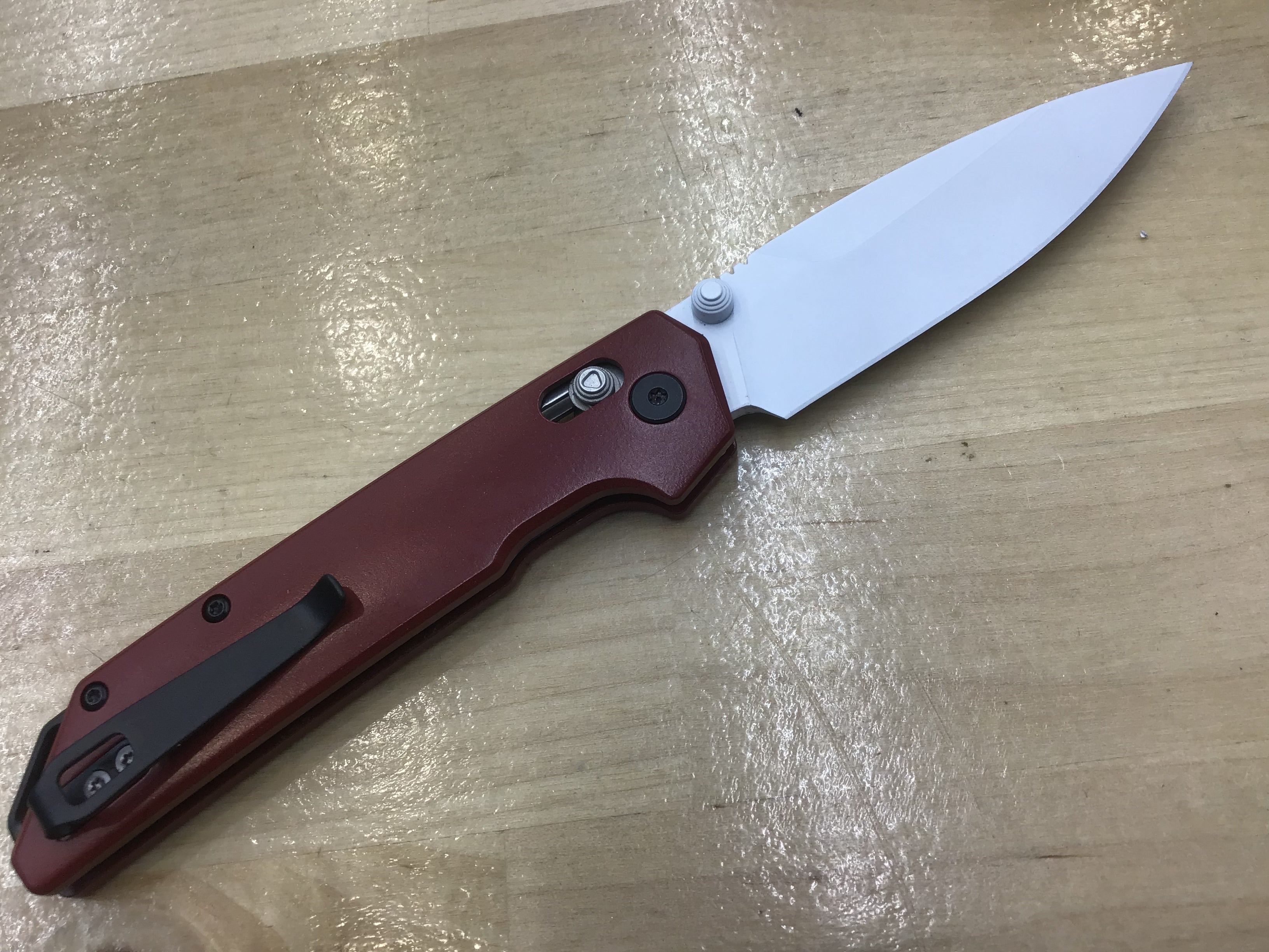 Cuchillo Kershaw Iridium Astros personalizado con temática de los años 2000, hoja D2, Cerakote blanco, mango de aluminio Cerakote burdeos 