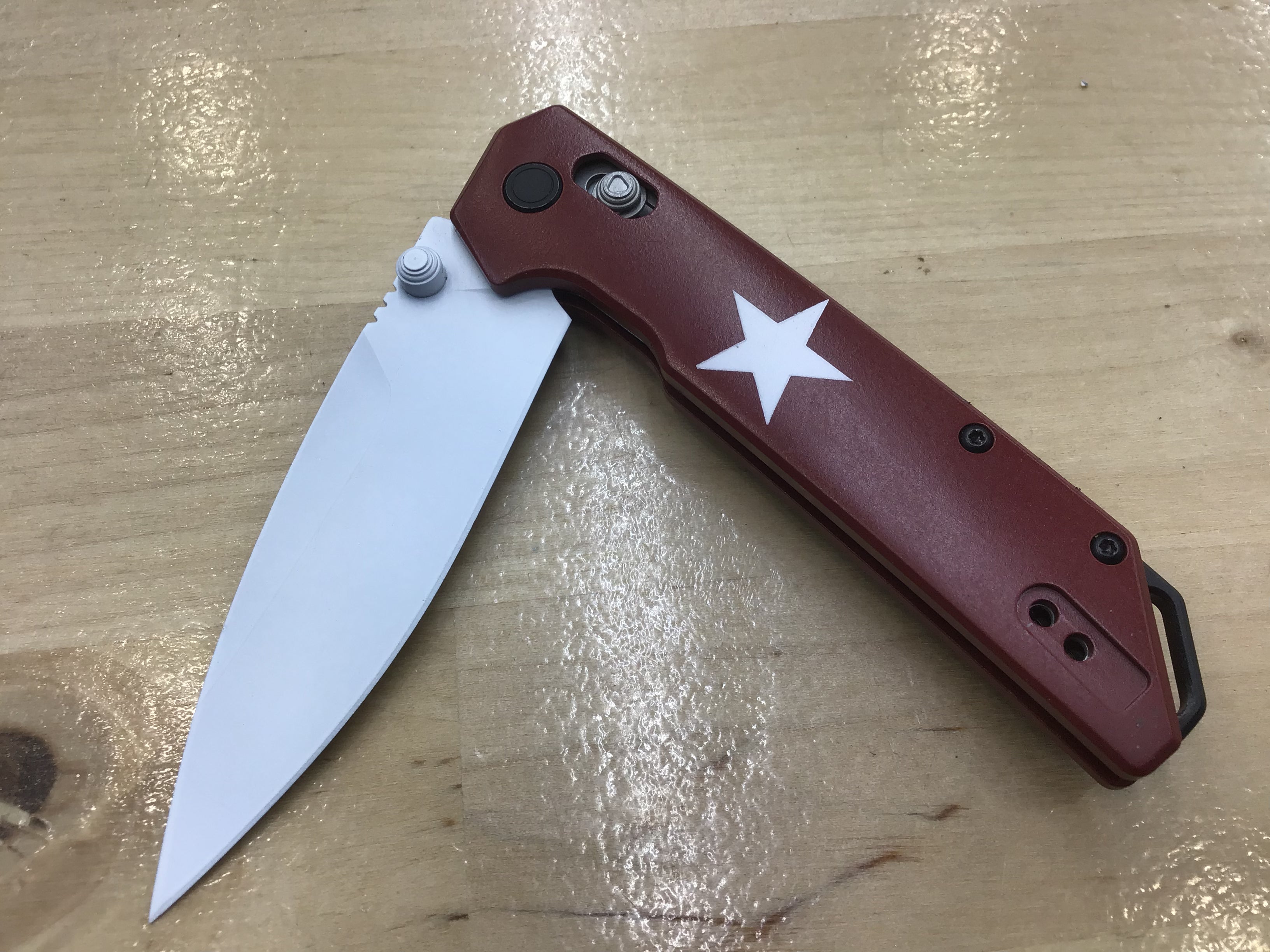 Cuchillo Kershaw Iridium Astros personalizado con temática de los años 2000, hoja D2, Cerakote blanco, mango de aluminio Cerakote burdeos 