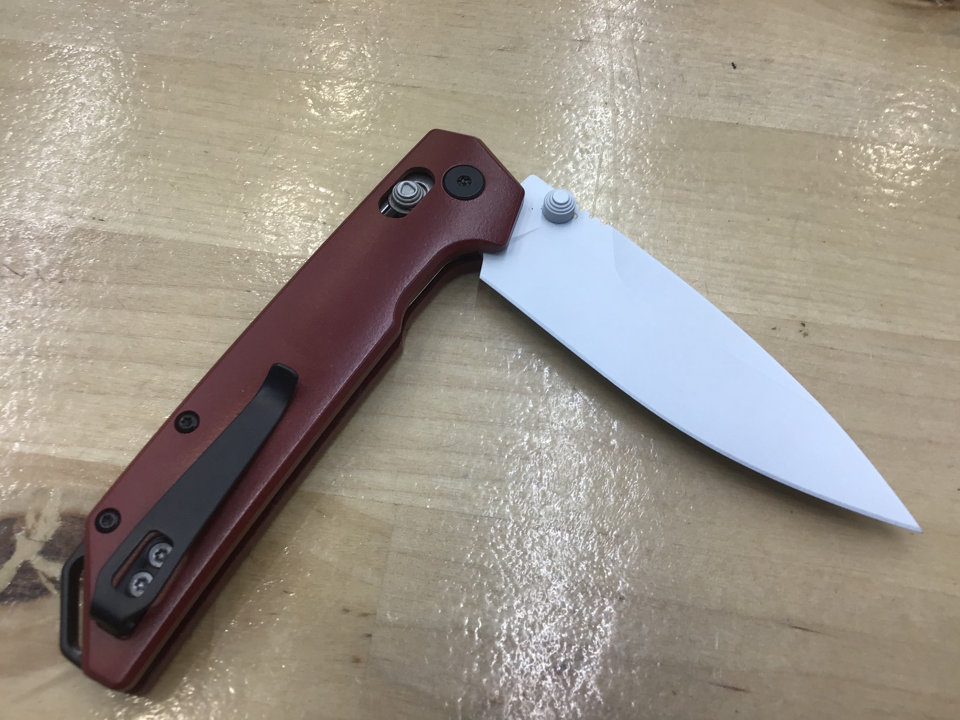 Cuchillo Kershaw Iridium Astros personalizado con temática de los años 2000, hoja D2, Cerakote blanco, mango de aluminio Cerakote burdeos 