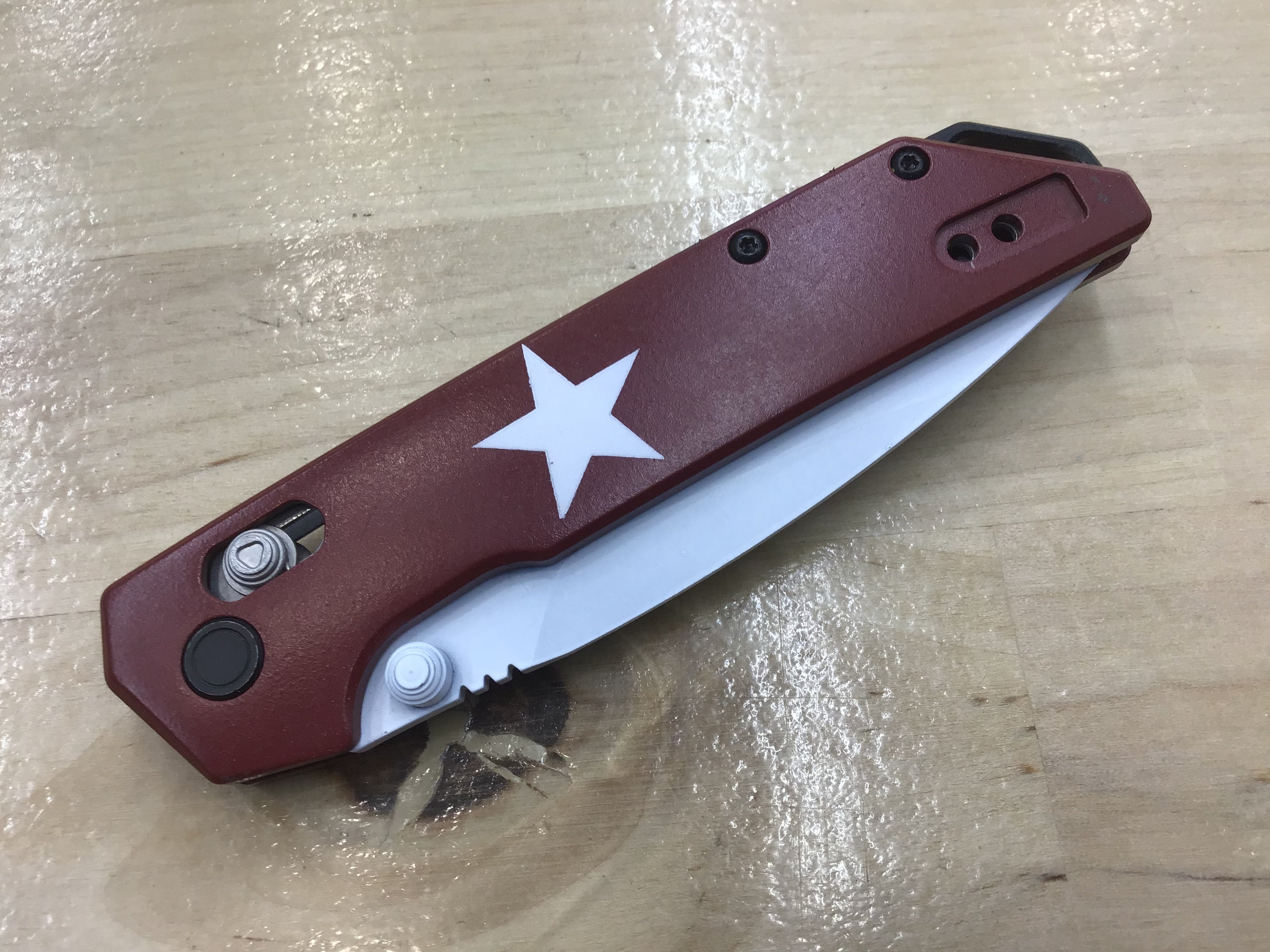 Cuchillo Kershaw Iridium Astros personalizado con temática de los años 2000, hoja D2, Cerakote blanco, mango de aluminio Cerakote burdeos 