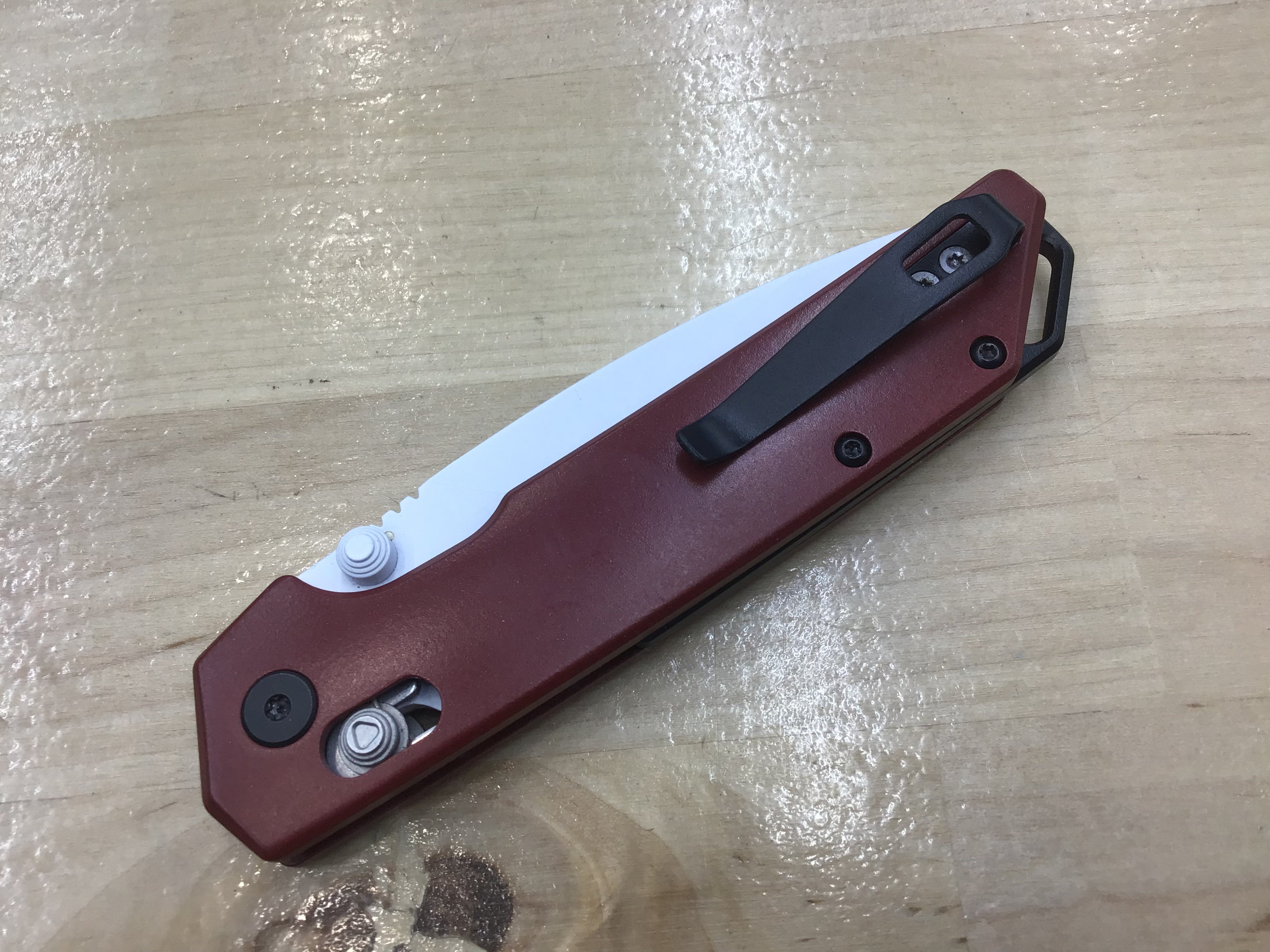 Cuchillo Kershaw Iridium Astros personalizado con temática de los años 2000, hoja D2, Cerakote blanco, mango de aluminio Cerakote burdeos 