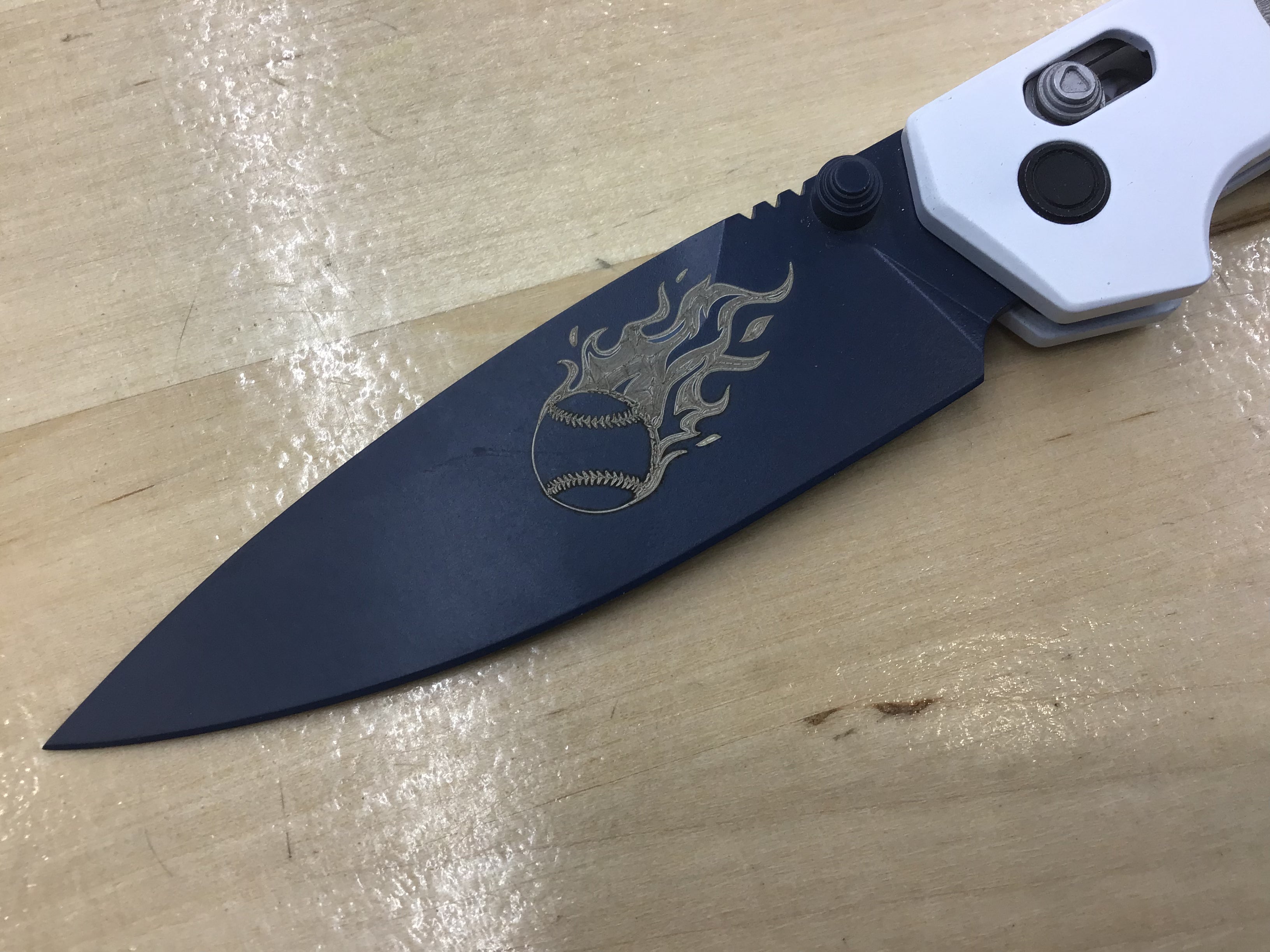 Cuchillo Kershaw Iridium Astros personalizado con temática de los años 60, hoja D2, Cerakote azul, mango de aluminio Cerakote blanco 