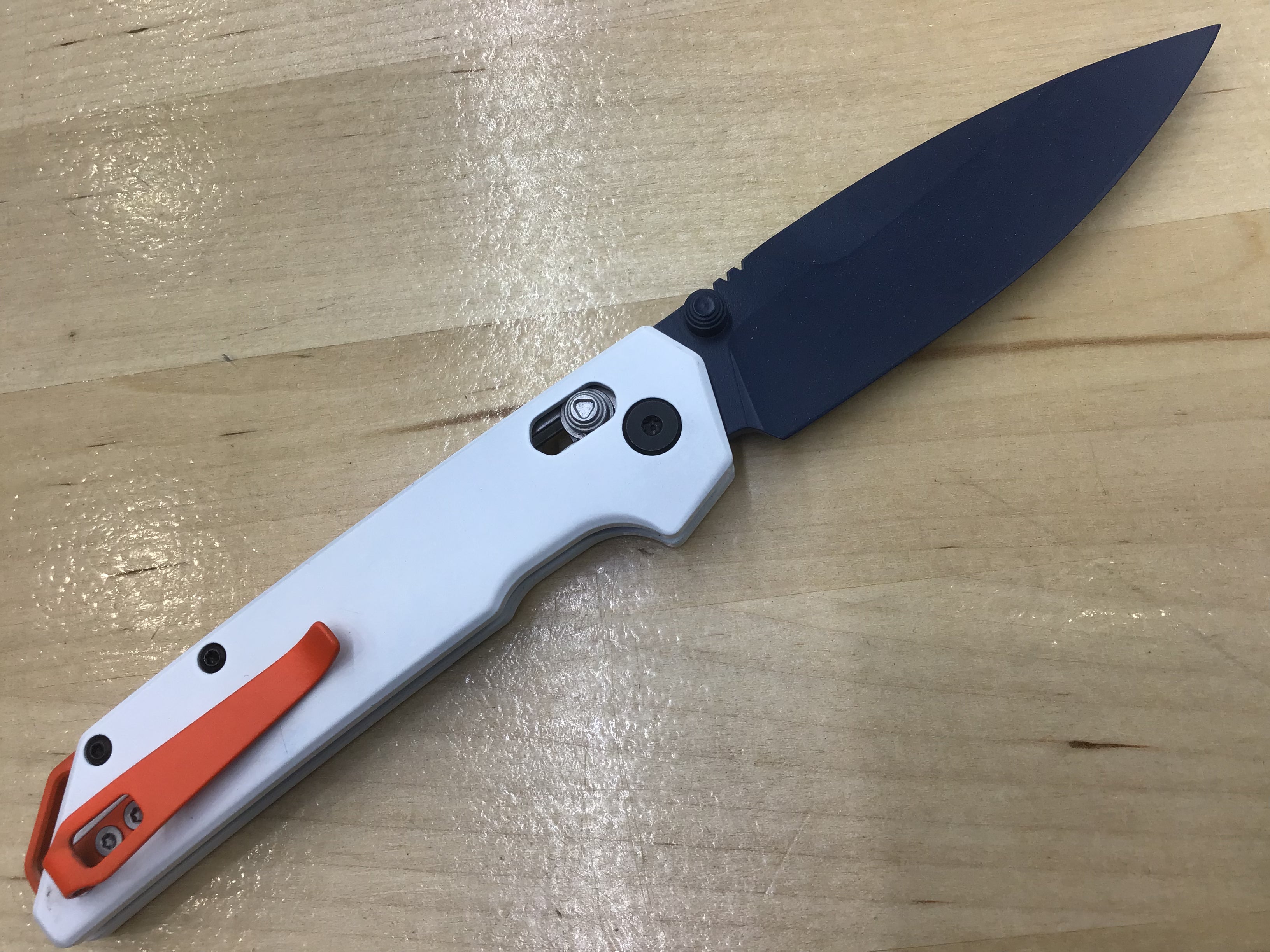 Cuchillo Kershaw Iridium Astros personalizado con temática de los años 60, hoja D2, Cerakote azul, mango de aluminio Cerakote blanco 