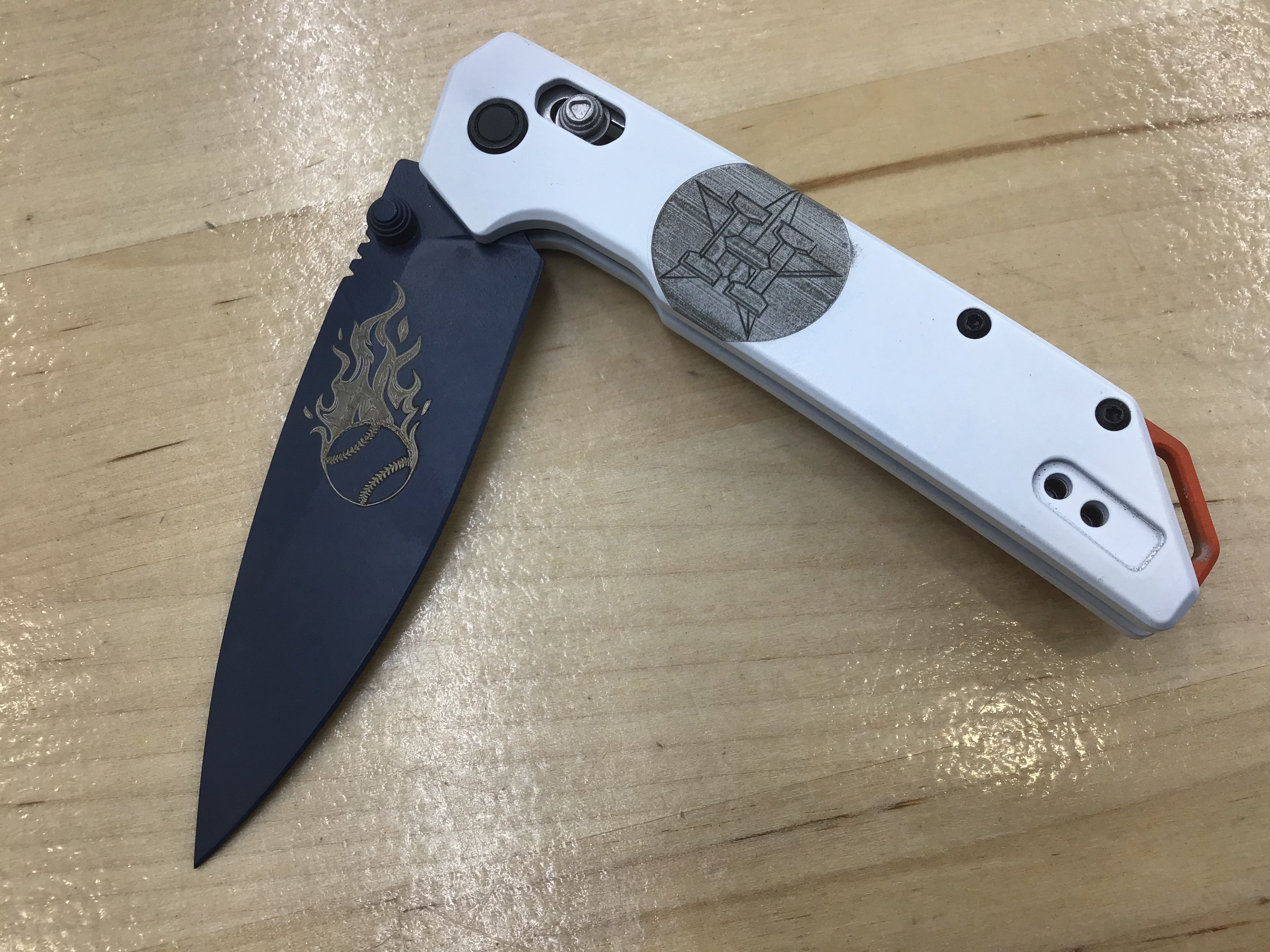 Cuchillo Kershaw Iridium Astros personalizado con temática de los años 60, hoja D2, Cerakote azul, mango de aluminio Cerakote blanco 