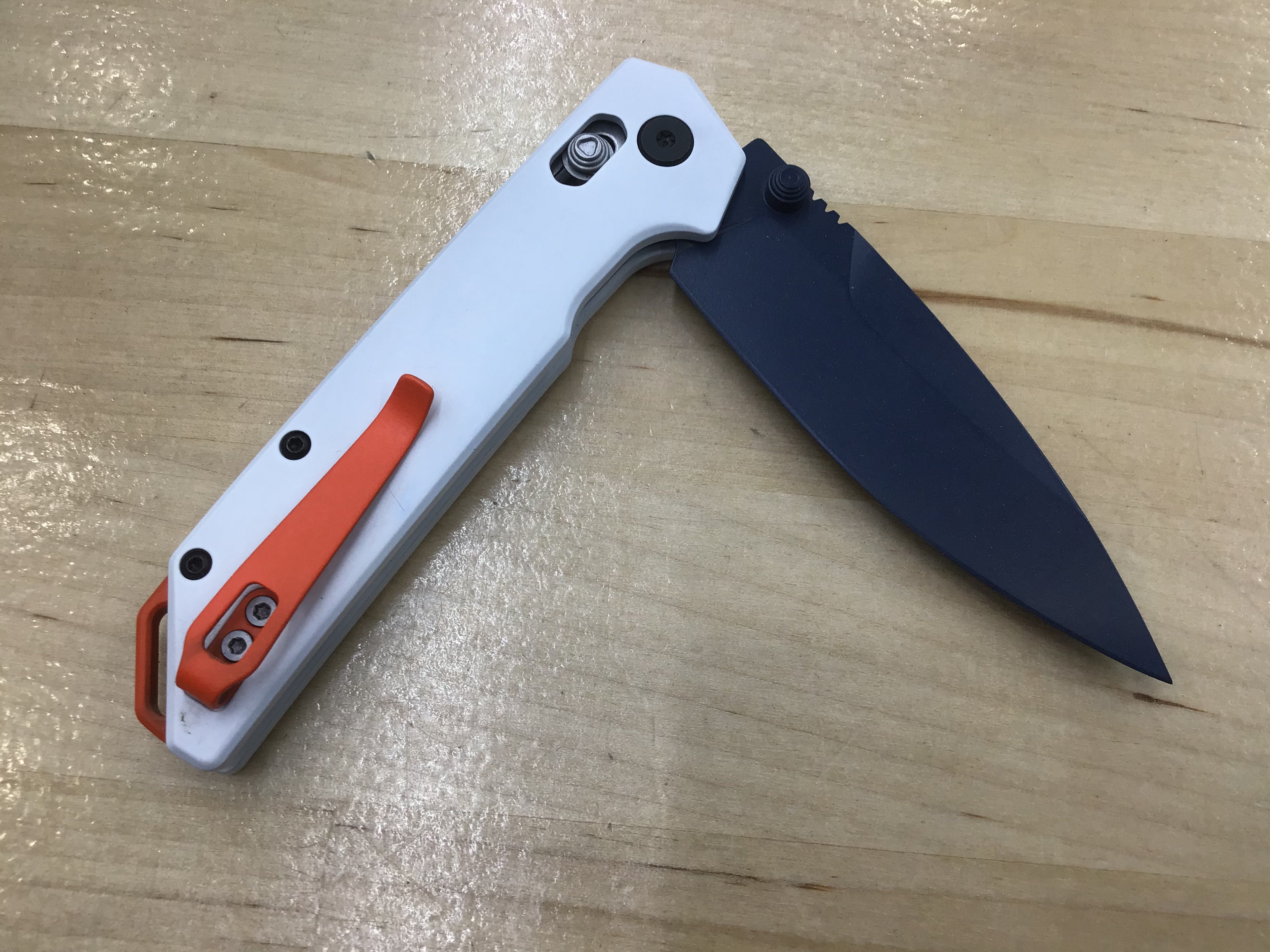 Cuchillo Kershaw Iridium Astros personalizado con temática de los años 60, hoja D2, Cerakote azul, mango de aluminio Cerakote blanco 