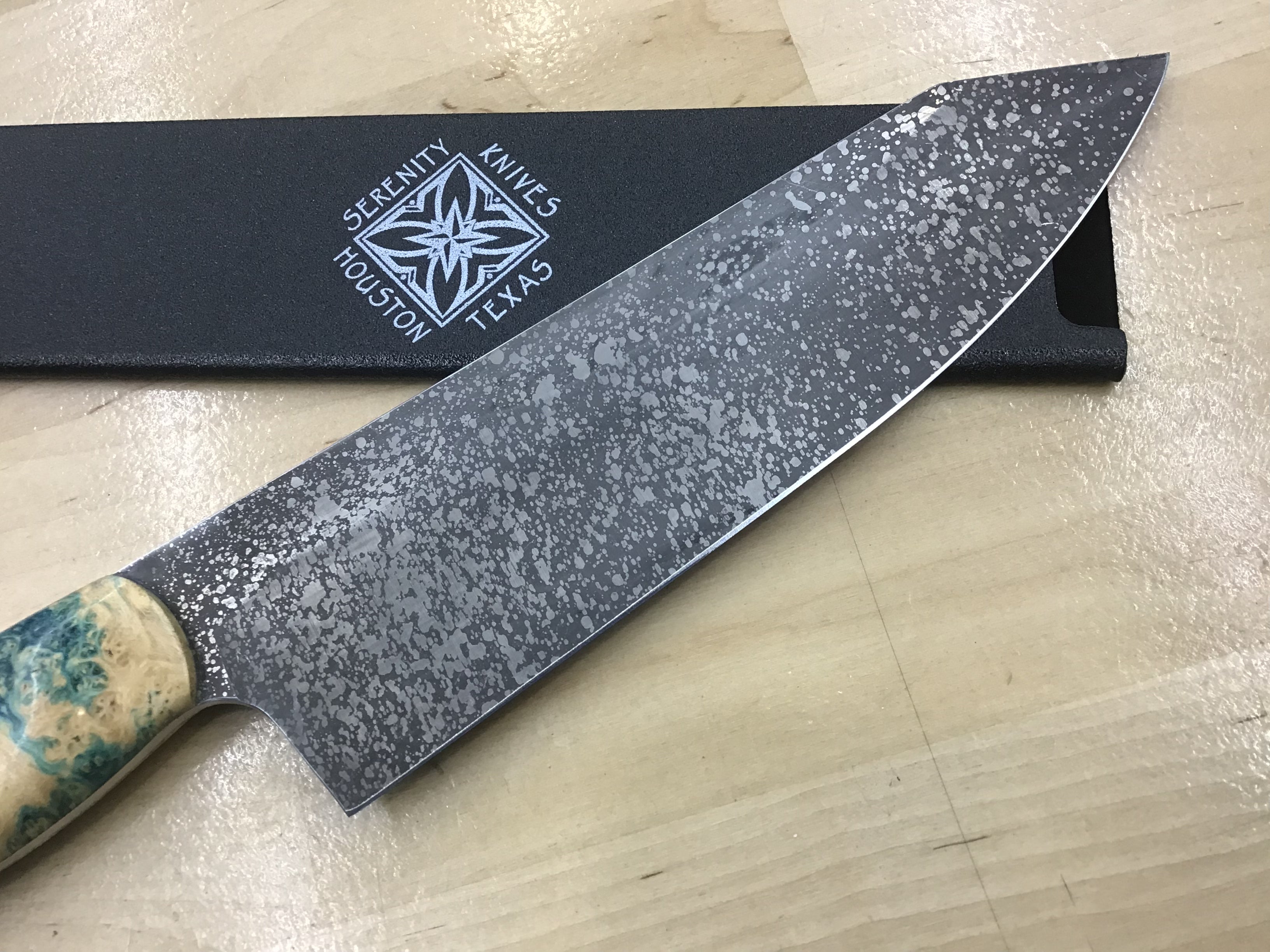 Gyuto K-Tip en CPM MagnaCut Double Acid Stone Wash avec manche en buis doublement teinté