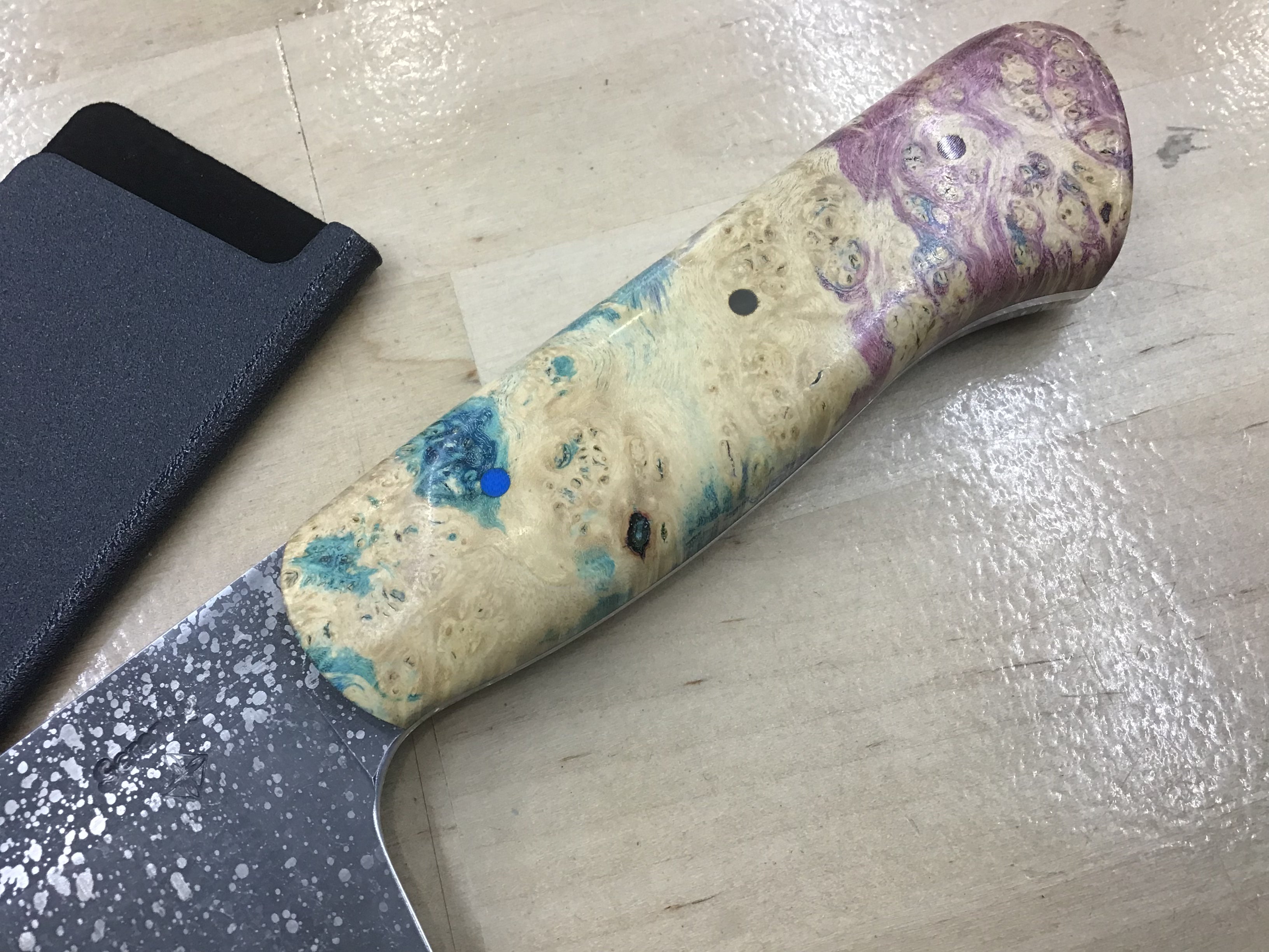 Cuchillo Gyuto con punta K en acabado lavado a la piedra con doble ácido MagnaCut de CPM y mango de arce negundo teñido dos veces