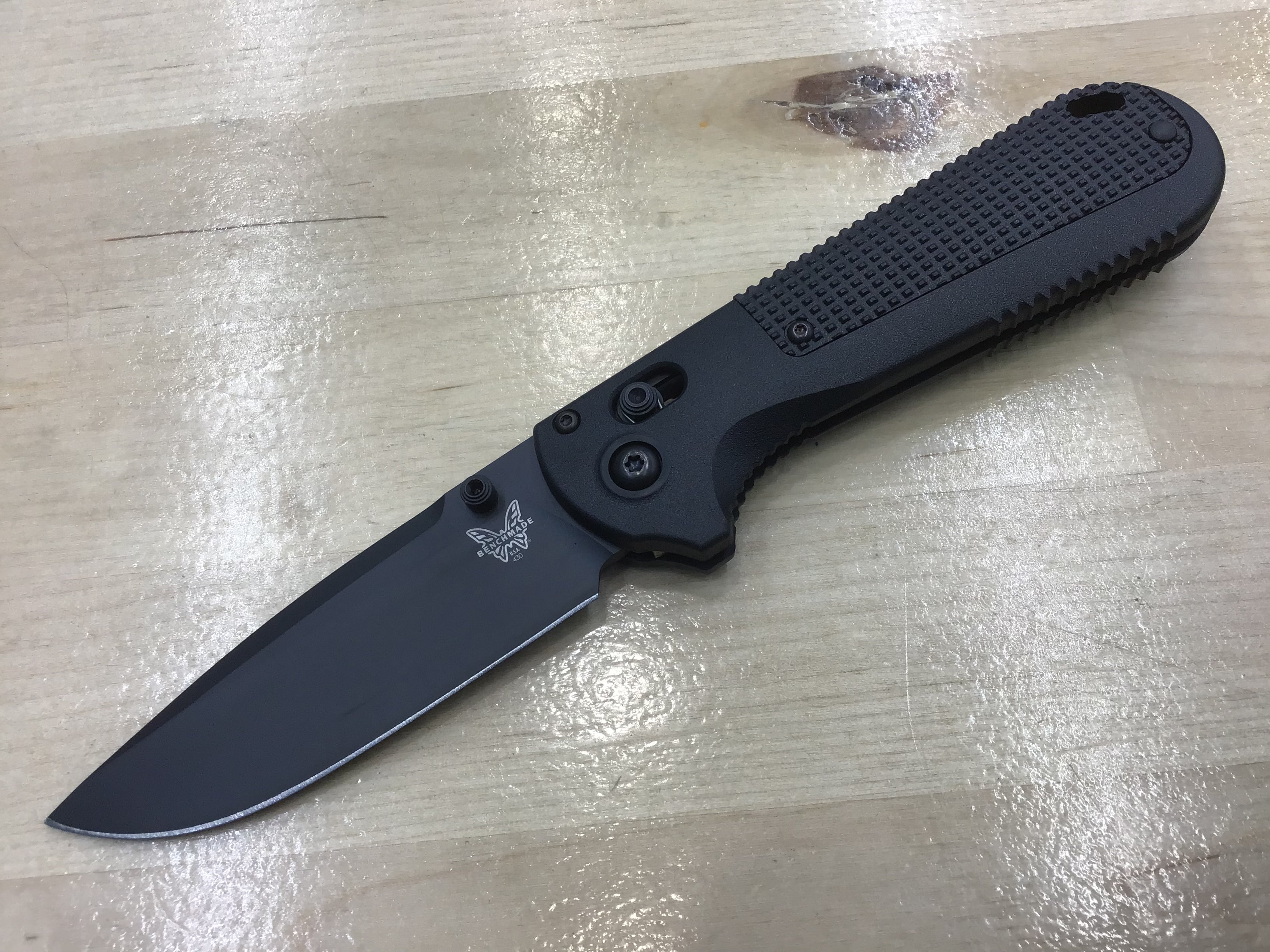 Lame Benchmade Redoubt Black Cerakote CPM-D2 avec manche en Grivory noir 430BK-02