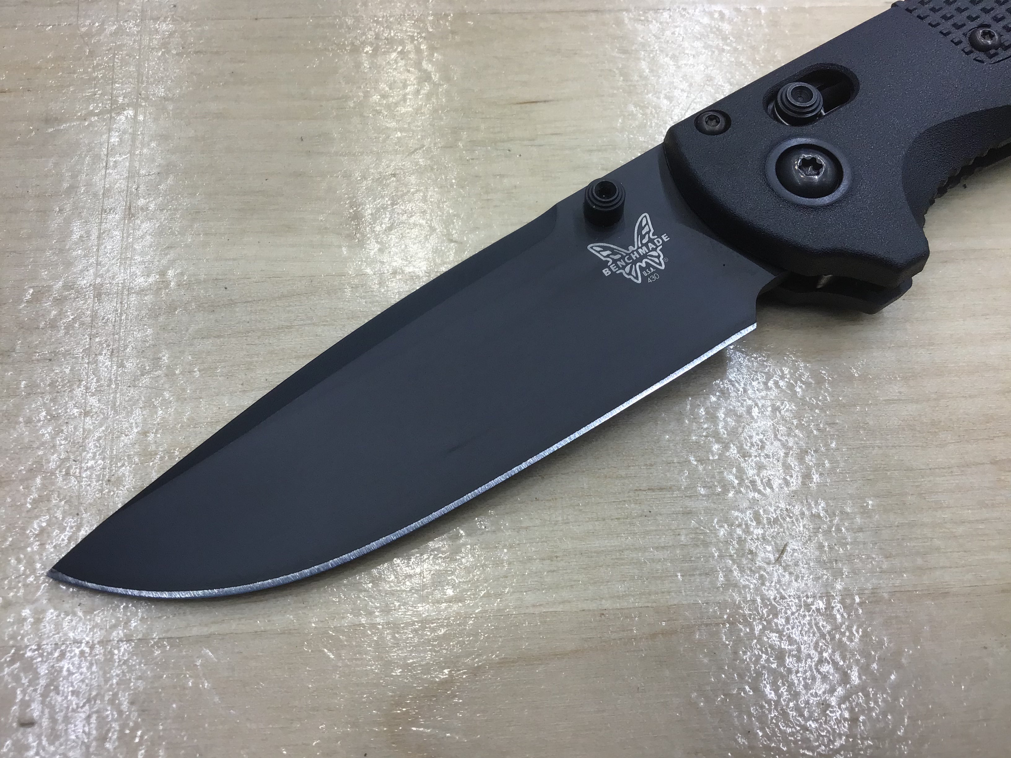 Lame Benchmade Redoubt Black Cerakote CPM-D2 avec manche en Grivory noir 430BK-02