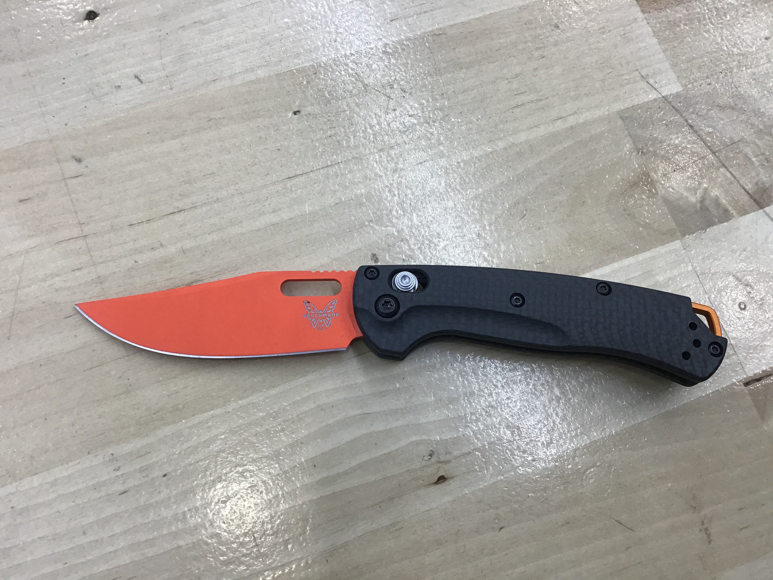 Couteau Benchmade Mini Taggedout AXIS Lock en fibre de carbone