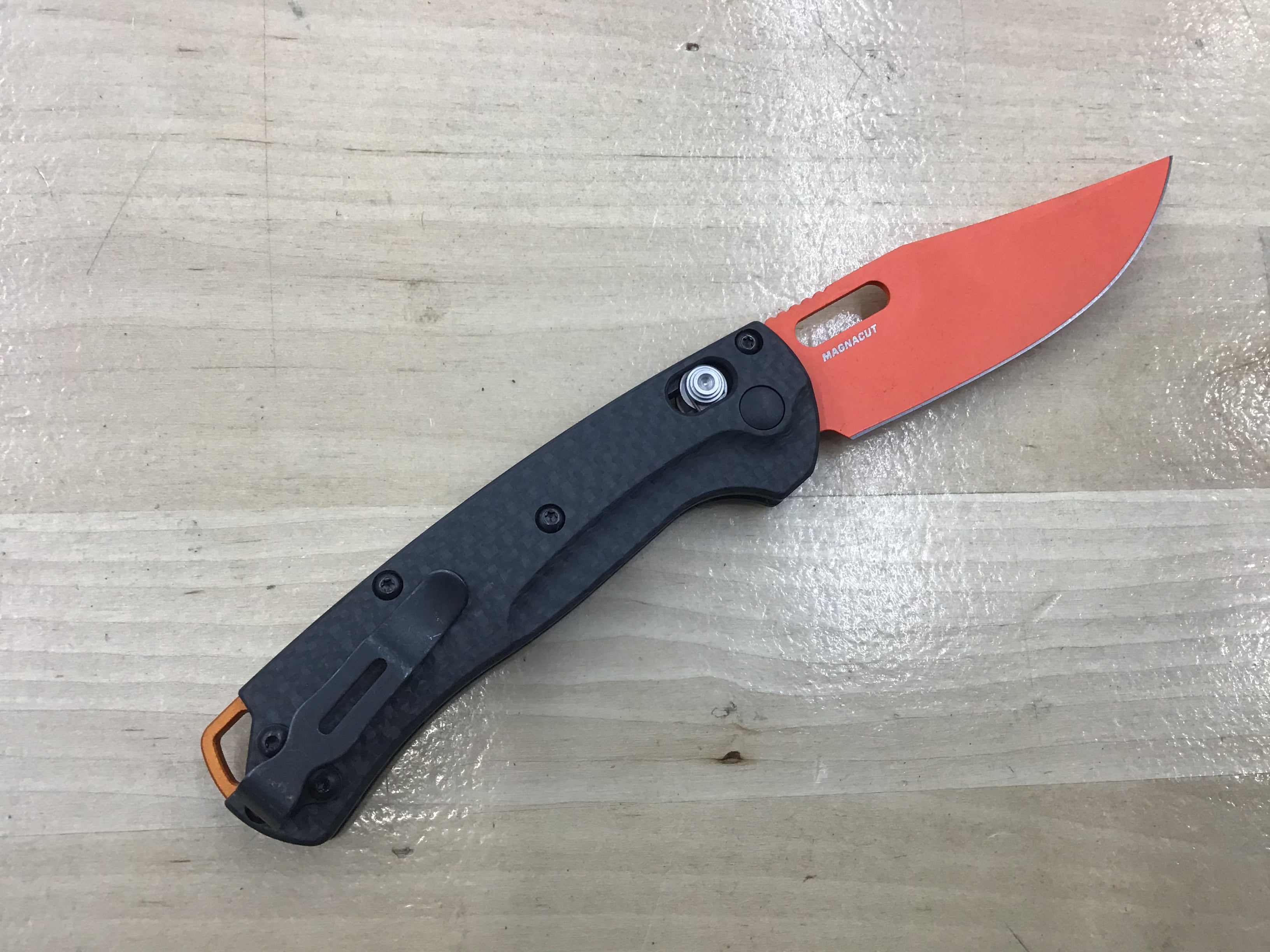 Navaja Benchmade Mini Taggedout AXIS Lock de fibra de carbono