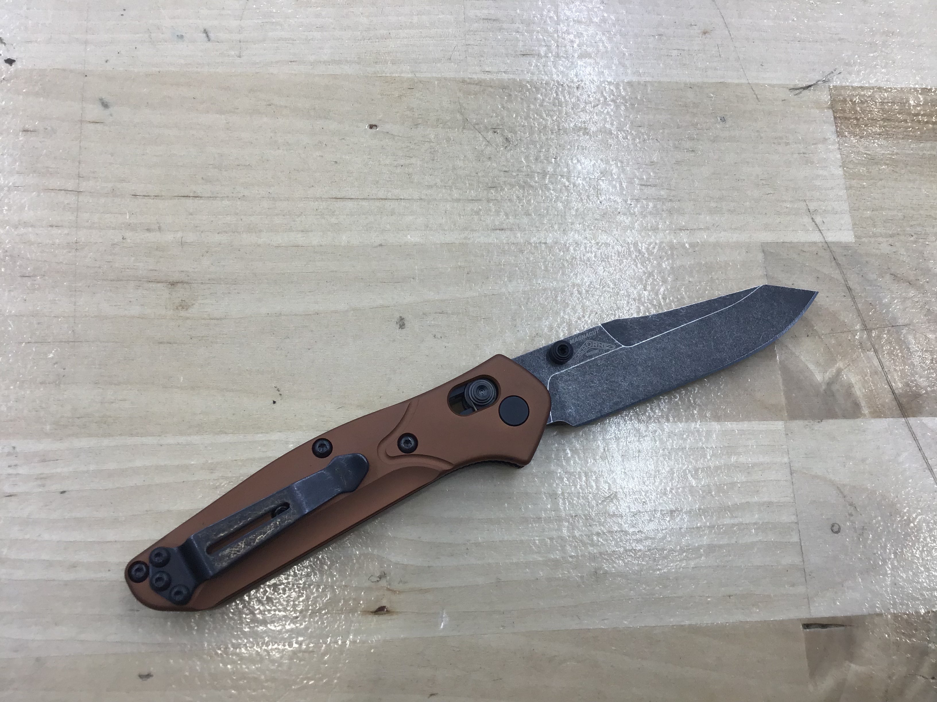 Navaja Benchmade Mini Osborne AXIS Lock de aluminio y cobre quemado