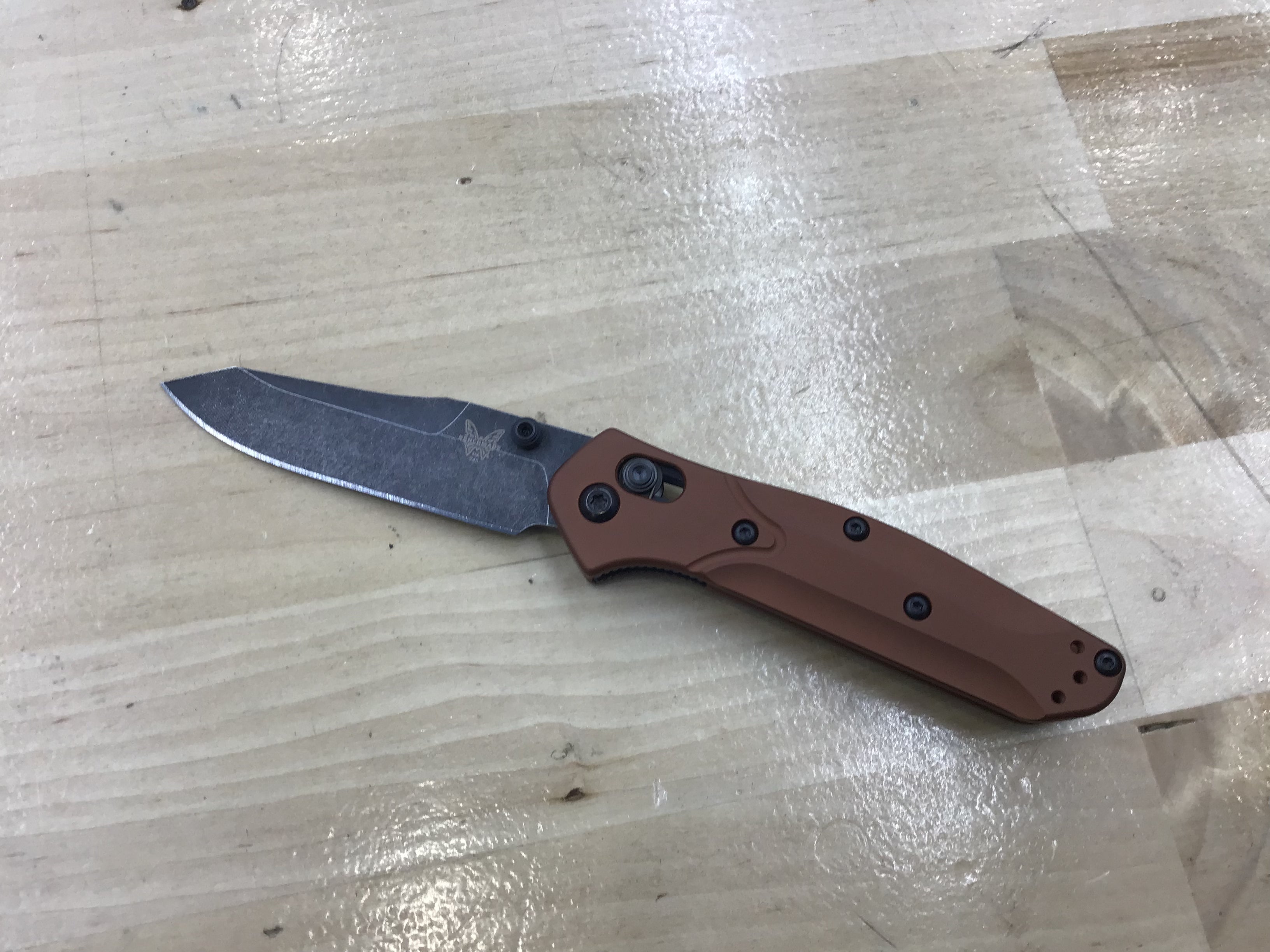 Navaja Benchmade Mini Osborne AXIS Lock de aluminio y cobre quemado