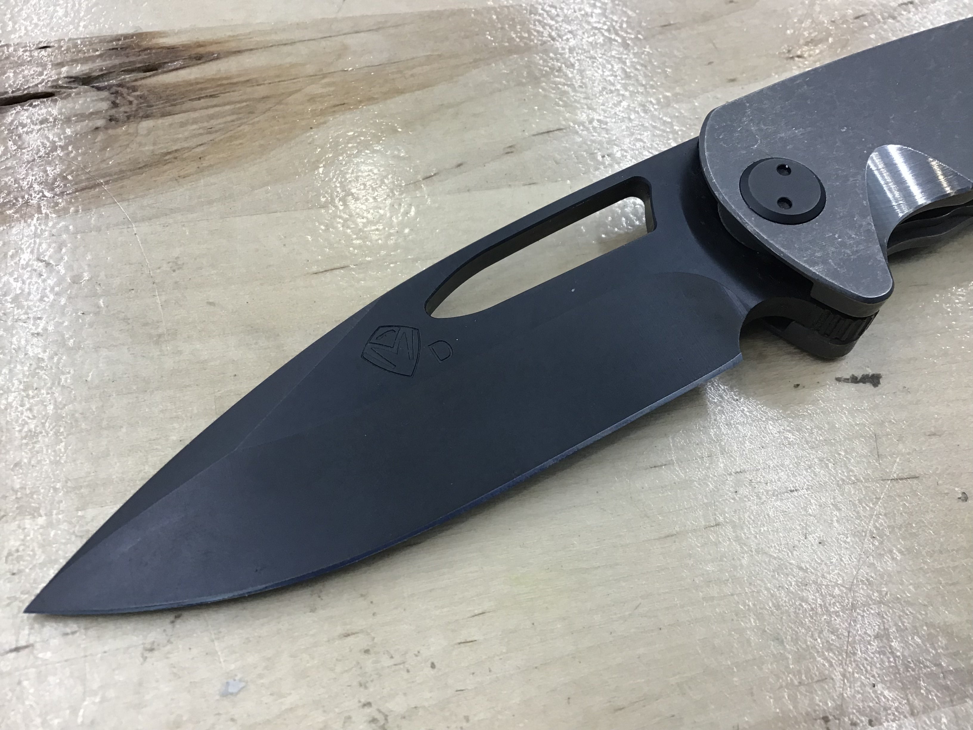 Cuchillo y herramienta Medford On Belay D2 con plegadora de titanio