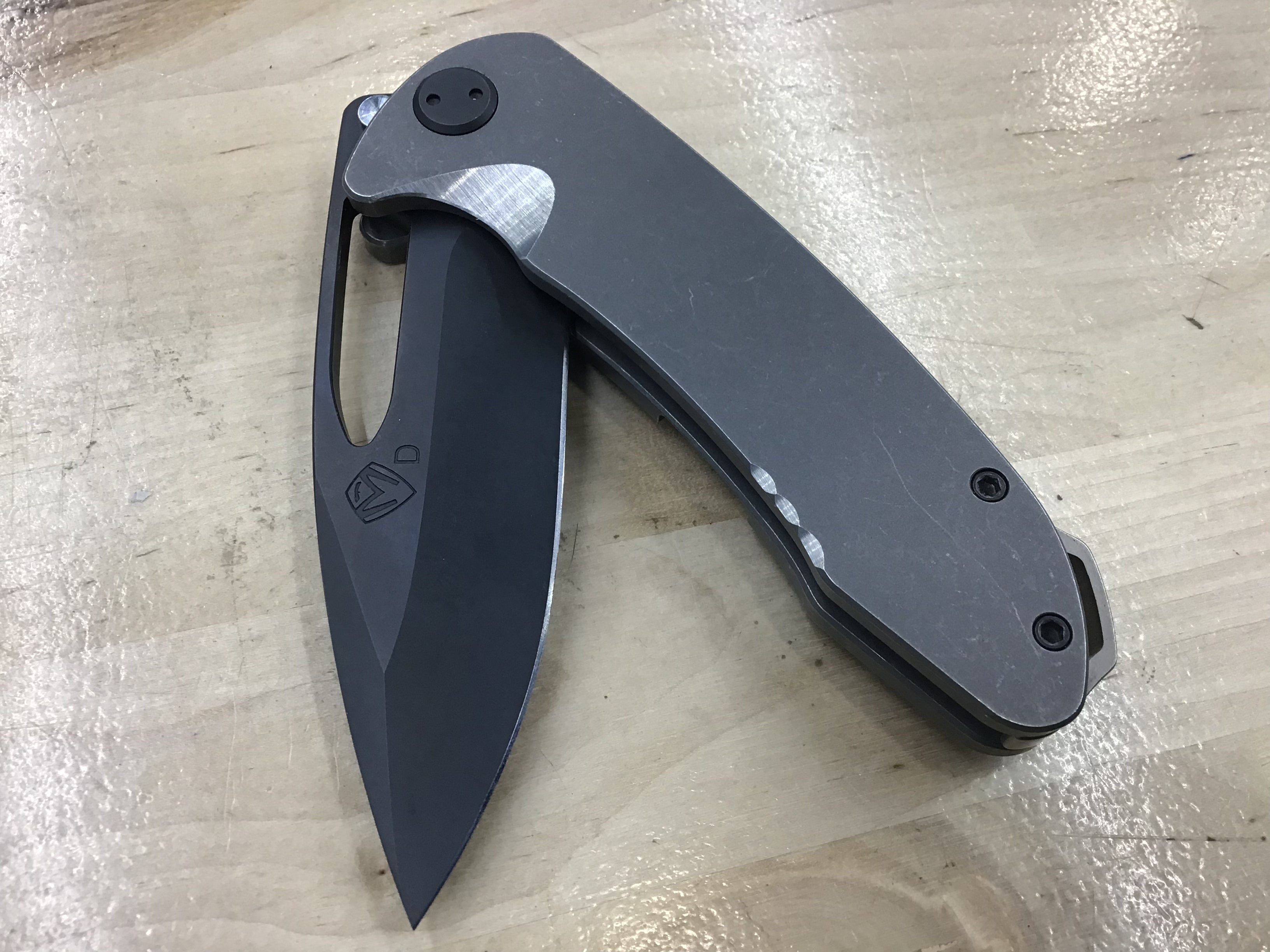 Couteau et outil Medford pour l'assurage D2 Titanium Folder